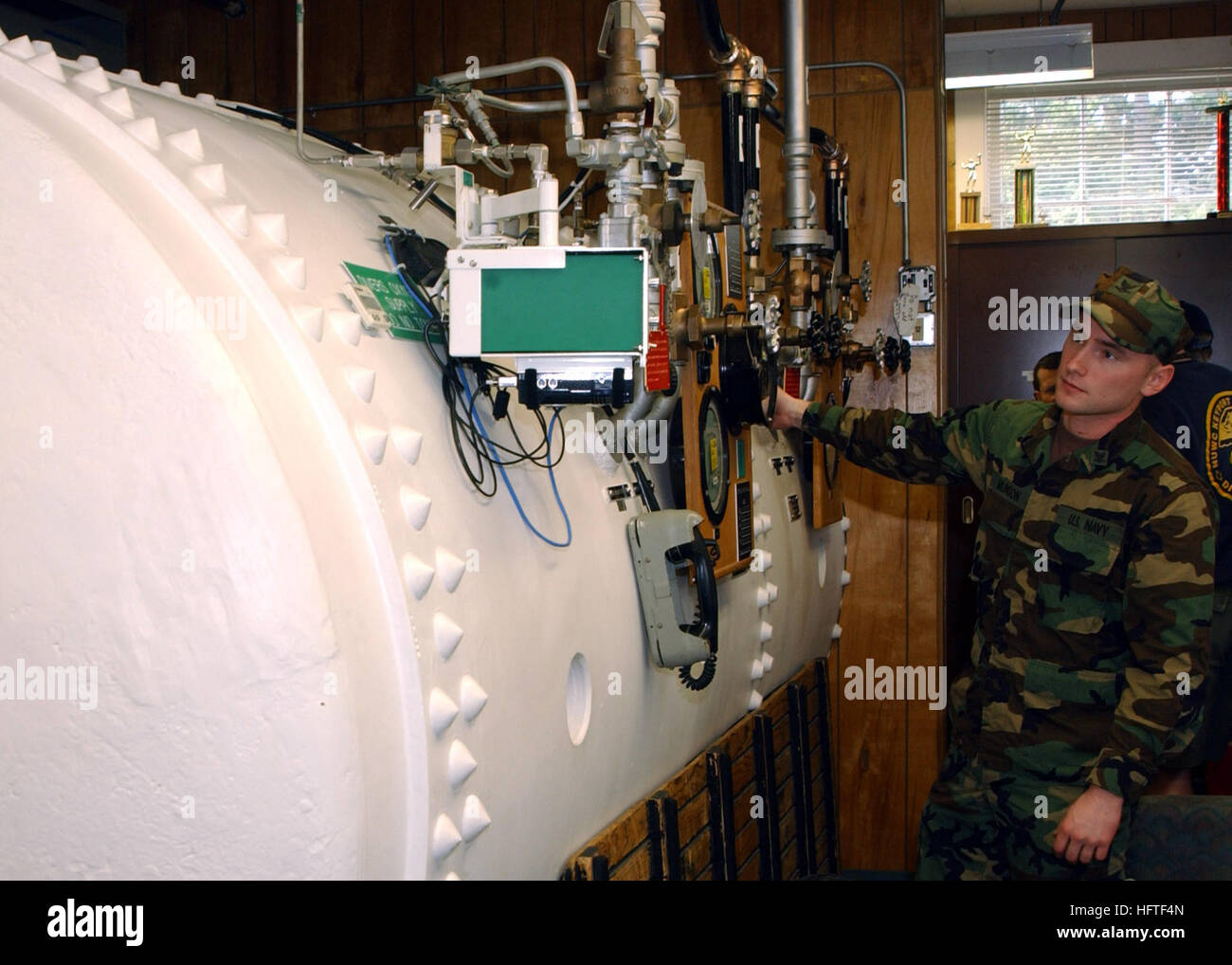 070208-N-8268B-002 Keyport, Washington (8. Februar 2007) - Navy Diver 3. Klasse Anthony Munson führt Ausbildung auf eine Dekompressionskammer befindet sich in der Tauchgang Locker am Naval Undersea Warfare Center, Keyport. Der Druckkammer wird verwendet, um Tauchen verwandte Erkrankungen und andere Erkrankungen mit hyperbare Sauerstofftherapie (HBOT) zu behandeln. Foto: U.S. Navy Masse Kommunikation Spezialist Seemann Andrew Breese (freigegeben) US Navy 070208-N-8268B-002 Navy Diver 3. Klasse Anthony Munson führt Ausbildung auf eine Dekompressionskammer befindet sich in der Tauchgang Locker am Naval Undersea Warfare Center, Keyport Stockfoto