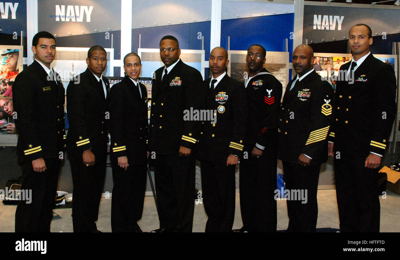 070216-N-5608F-010-Baltimore, MD. (16. Februar 2007) - US Navy Preisträger Lt. Tyson Clark, United States Naval Academy Kinobesuche, Navy Recruiting Command, Elektroniker /-in Lt. Tim nschen, FAMU Naval Reserve Offiziere Training Corps, Lt. Rugaba Kanani, Chef der Marine Personal, Lt. Mario Freeman, Commander, Expeditionary Strike Eg2, Lt. CMdR Kevin Sullivan, Kommandeur 1. Klasse Dominique Taylor, USS Abraham Lincoln (CVN-72) , Senior Chef Cryptologic Techniker technische James Harris, USS Abraham Lincoln (CVN-72) und Lt. William Spann, nukleare Prototyp Trainingseinheit anwesend waren Stockfoto