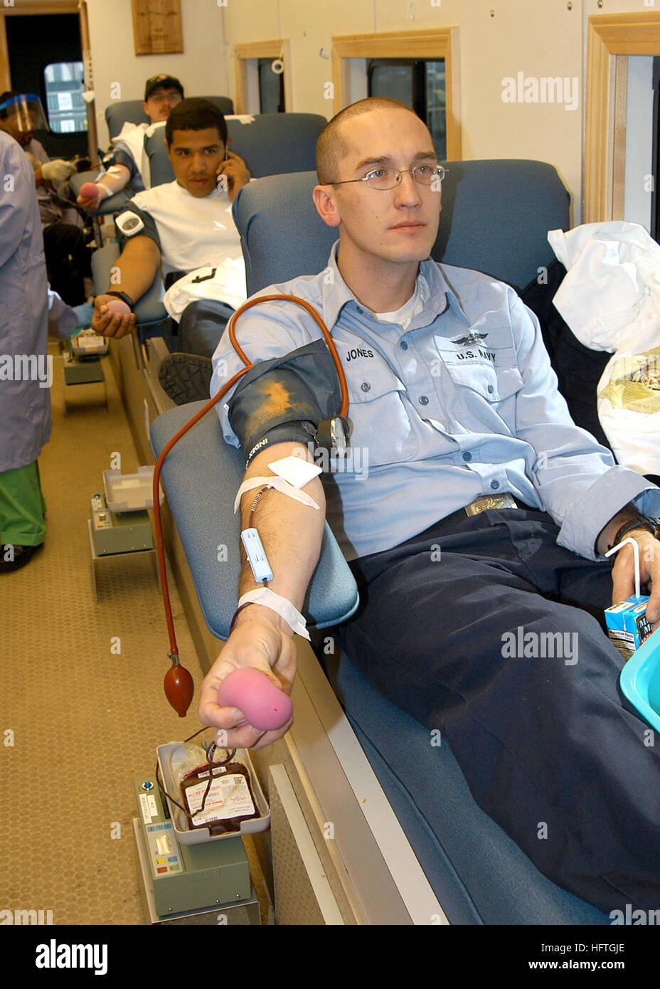 070302-N-9271M-001 SAN DIEGO (2. März 2007) Ð A Sailor zugewiesen der amphibischen Angriff Schiff USS Peleliu (LHA-5) spendet Blut während einer Fahrt für einen ehemaligen ShipmateÕs Sohn hat Leukämie. Chief MachinistÕs Mate Michael JamesÕ Sohn wurde im November 2006, und trotz JamesÕs den letzten Transfer vom Schiff, die Crew der "Eisen-Nickel" sammelten sich hinter ihm und seinem Sohn zu helfen, jede Art und Weise konnten sie mit der Krankheit diagnostiziert. Foto: U.S. Navy Mass Communication Specialist 1. Klasse Jason McKnight (freigegeben) US Navy 070302-N-9271M-001 A Sailor zugewiesen der amphibischen Angriff Schiff USS Peleliu () Stockfoto
