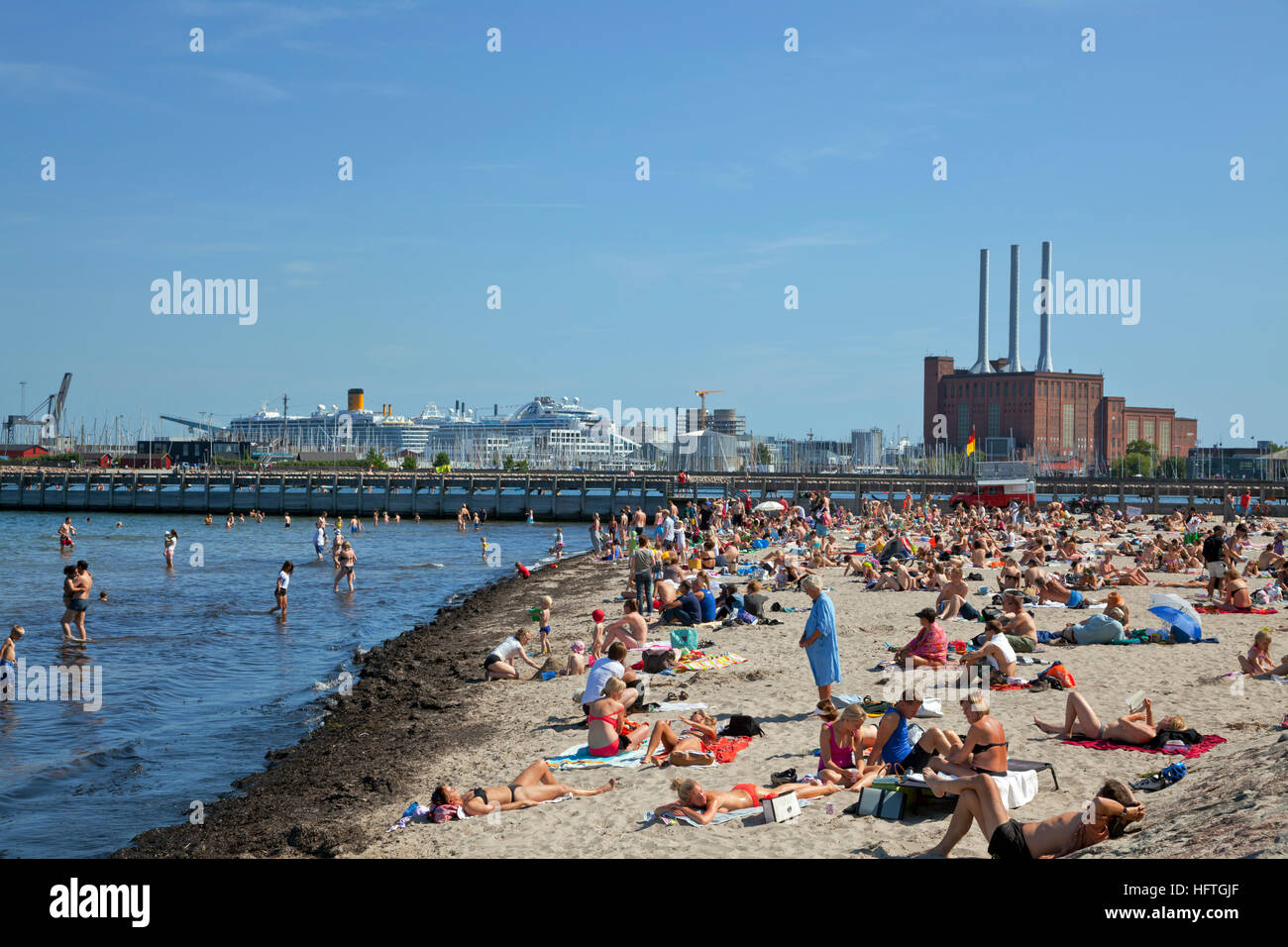 Svanemolle Beach Ein Stadtischer Strand Am Nordhafen Kopenhagen Danemark 4 000 Quadratmeter Sandstrand Mit Einem 130 M Langen Pier Der Im Juni 2010 Eingerichtet Wurde Stockfotografie Alamy