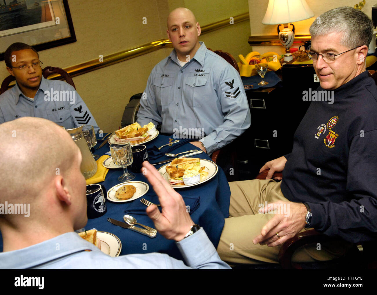 070307-N-9742R-005-Atlantik (7. März 2007) - spricht Unternehmen Carrier Strike Group Commander Rear Admiral Daniel Holloway mit Matrosen während seiner wöchentlichen Admiral Brown Bag Lunch in seinem Büro an Bord der nuklear angetriebene Flugzeugträger USS Enterprise (CVN-65). Unternehmen führt derzeit Träger Qualifikationen. Foto: U.S. Navy Mass Communication Specialist 2. Klasse Milosz Reterski (freigegeben) US Navy 070307-N-9742R-005 Enterprise Carrier Strike Group Commander Rear Admiral Daniel Holloway spricht mit den Seeleuten während seiner wöchentlichen Admiral Brown Bag Lunch in seinem Büro an Bord Stockfoto