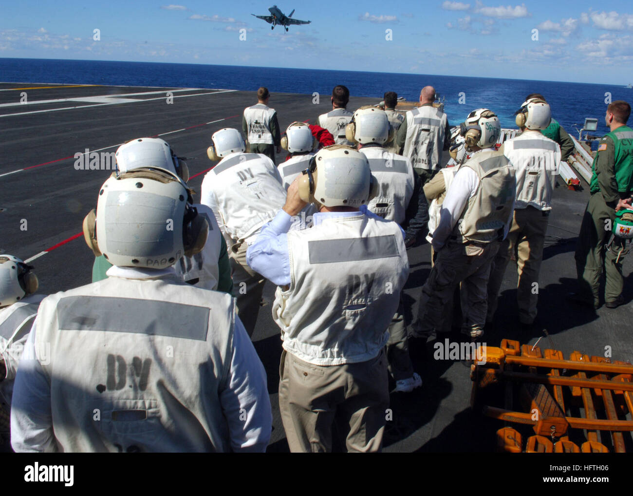 070307-N-6524M-004-Atlantik (7. März 2007) - eine Gruppe von angesehenen Besucher beobachten Flugbetrieb an Bord der nuklear angetriebene Flugzeugträger USS Enterprise (CVN-65). Unternehmen führt derzeit Träger Qualifikationen. US Navy Foto von Masse Kommunikation Spezialist Seemann Brandon Morris (freigegeben) uns Marine 070307-N-6524M-004 A Gruppe von angesehenen Besucher beobachten Flugbetrieb an Bord der nuklear angetriebene Flugzeugträger USS Enterprise (CVN-65) Stockfoto