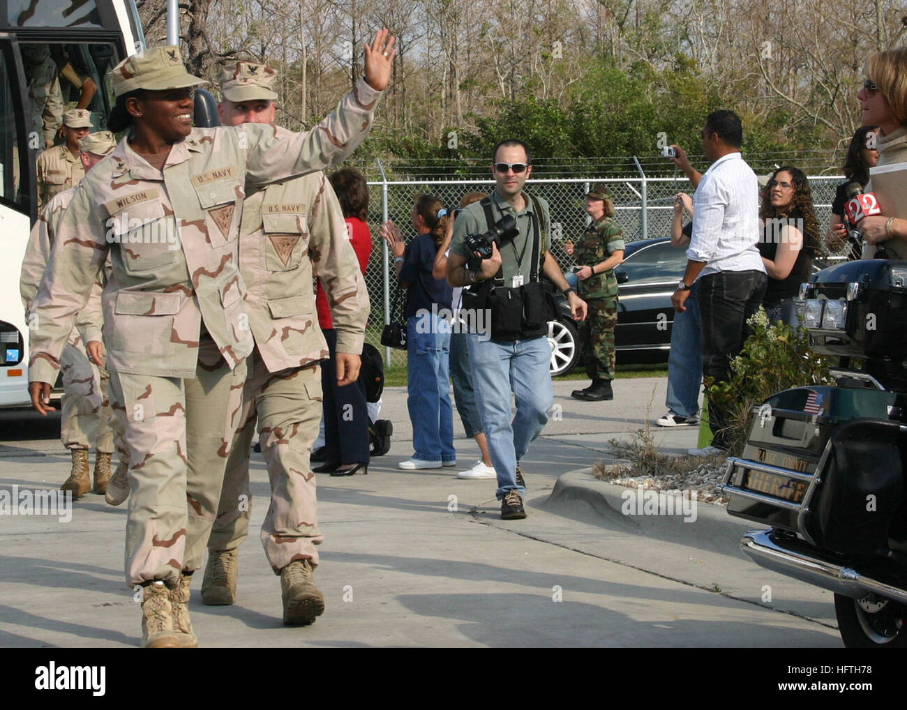 070310-N-2354M-001 ORLANDO, Florida (10. März 2007) Ð A Sailor, zugewiesen, in Angriff genommen Sicherheit Detachment (ESD) 222, Wellen gut Gratulanten wie sie im Naval Operational Support Center Orlando ankommt. Während ihrer Tour zur Verfügung gestellt ESD-222 maritime Sicherheit für non-Combatant Schiffe in den Persischen Golf. 80-Personen-Einheit ist Teil der Marine Expeditionary Combat Command, ein globaler Anbieter von adaptive Kraftpakete mit Expeditionsfähigkeiten an gemeinsamen Warfighting Kommandanten. US Navy Foto von Chief Masse Kommunikation Spezialist Dawn C. Montgomery (freigegeben) uns Marine 070310-N-2354M-001 A Seemann, Stockfoto