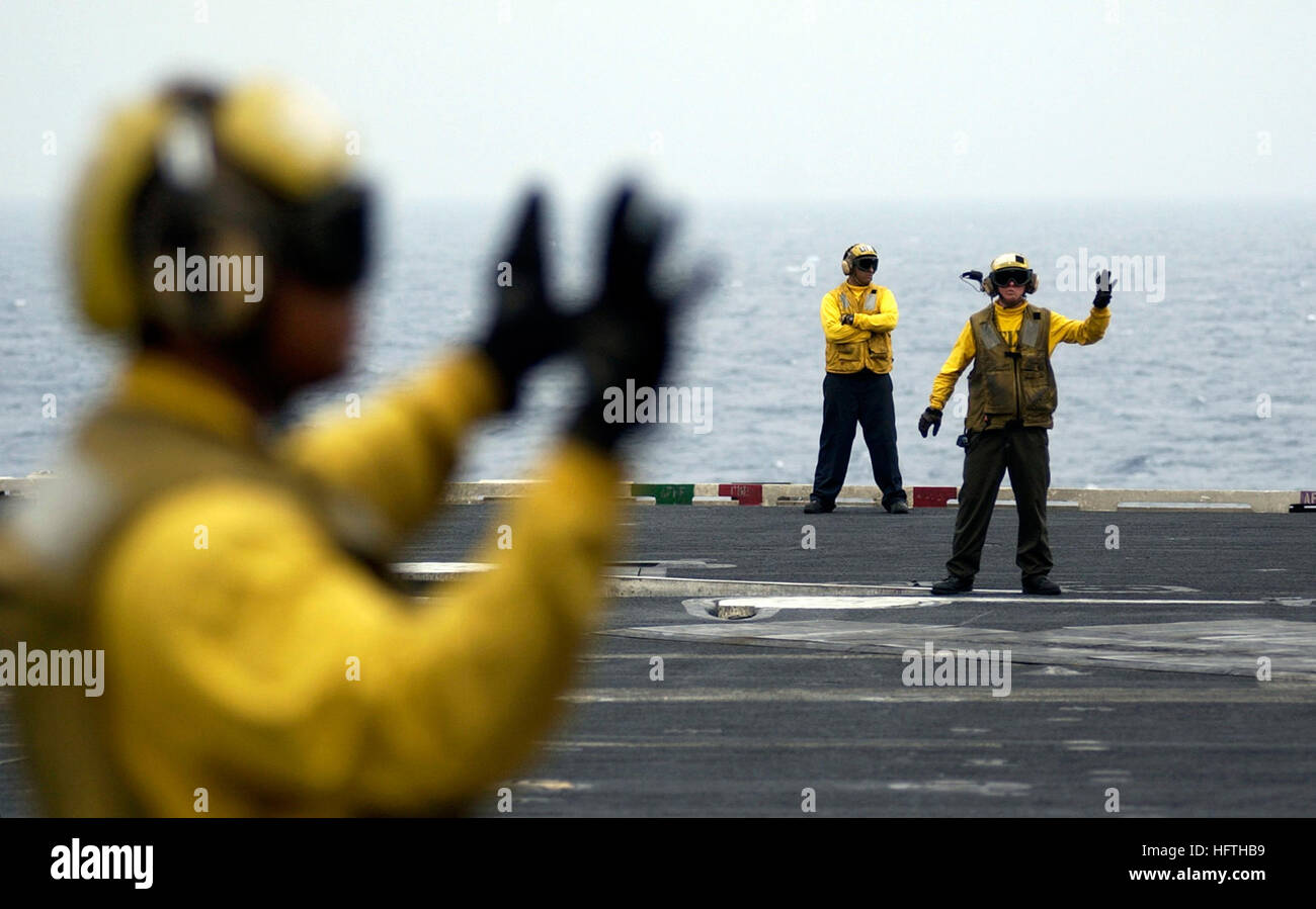 070315-N-7130B-053 Pazifik (15. März 2007) Ð auf dem Flugdeck der USS Ronald Reagan (CVN-76), Flugzeugabfertiger arbeiten im Konzert mit anderen sicher und zügig im zyklischen Flugbetrieb Flugzeuge bewegen. Sorgfältige Abstimmung von Cockpit-Personal ist wichtig zum Erhalt der sicheren Betrieb und Sicherung des Erfolgs der Mission. Ronald Reagan Carrier Strike Group und eingeschifften Carrier Air Wing 14 (CVW) 14 sind im Gange zur Unterstützung der Operationen im westlichen Pazifik. Foto: U.S. Navy Mass Communication Specialist 2. Klasse Aaron Belastung (freigegeben) US Navy 070315-N-7130B-05 Stockfoto