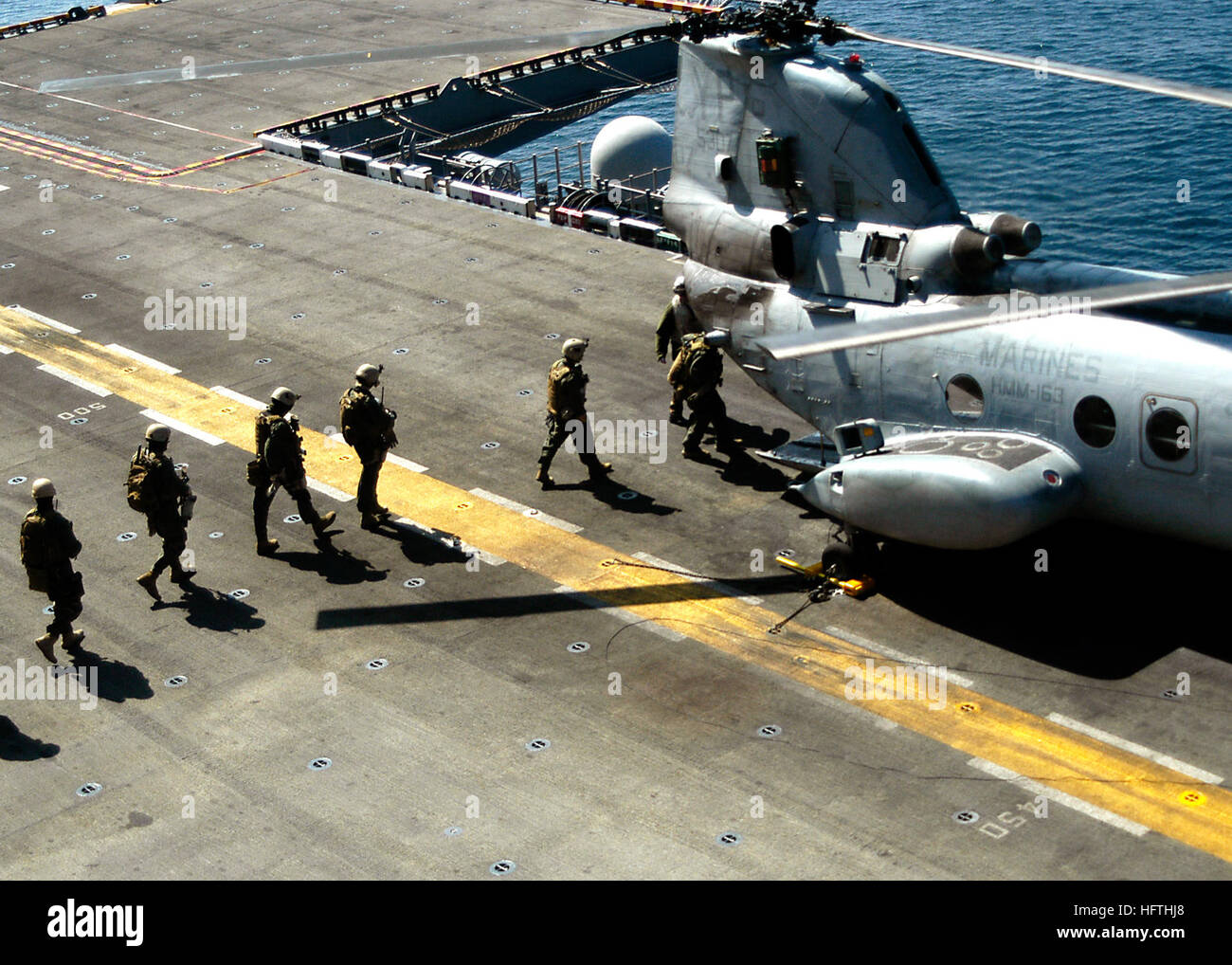 070315-N-4281-166 Pazifik Ñ Marines an Bord eine CH-46E Sea Knight von Marine Medium Helicopter Squadron 163 (Lauf) auf dem Deck der USS Bonhomme Richard (LHD-6) (BHR) auf dem Weg um eine simulierte nicht konformen Schiff Besuch, Board, Durchsuchung und Beschlagnahme-Übung vor der Küste von Südkalifornien.  Die Multi-Purpose amphibischer Angriff Schiff und BHR Expeditionary Strike Group befinden sich vor der Küste des südlichen Kalifornien Teilnahme an gemeinsamen Task Force Übung in Vorbereitung auf eine bevorstehende Bereitstellung. Offizielle US Navy Foto von Massenkommunikation Spezialist 2. Klasse Woody Pascal U.S. Navy 0 Stockfoto