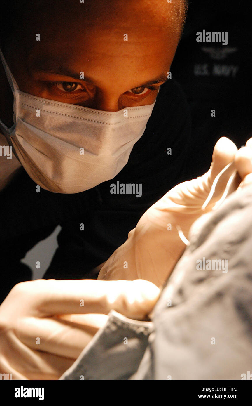 070315-N-7945K-070-Atlantik (15. März 2007) - Hospital Corpsman 3. Klasse Michael Mitchell, amphibischer Angriff Schiff USS Nassau (LHA-4), zugewiesen Stiche Kopf Platzwunde. Nassau ist derzeit im Gange Trainingsbetrieb für ULTRA E Inspektionen durchführen. Foto: U.S. Navy Mass Communication Specialist 2. Klasse Andrew King (freigegeben) uns Marine 070315-N-7945K-070 Hospital Corpsman 3. Klasse Michael Mitchell, amphibischer Angriff Schiff USS Nassau (LHA-4), zugewiesen Stiche Kopf Platzwunde Stockfoto