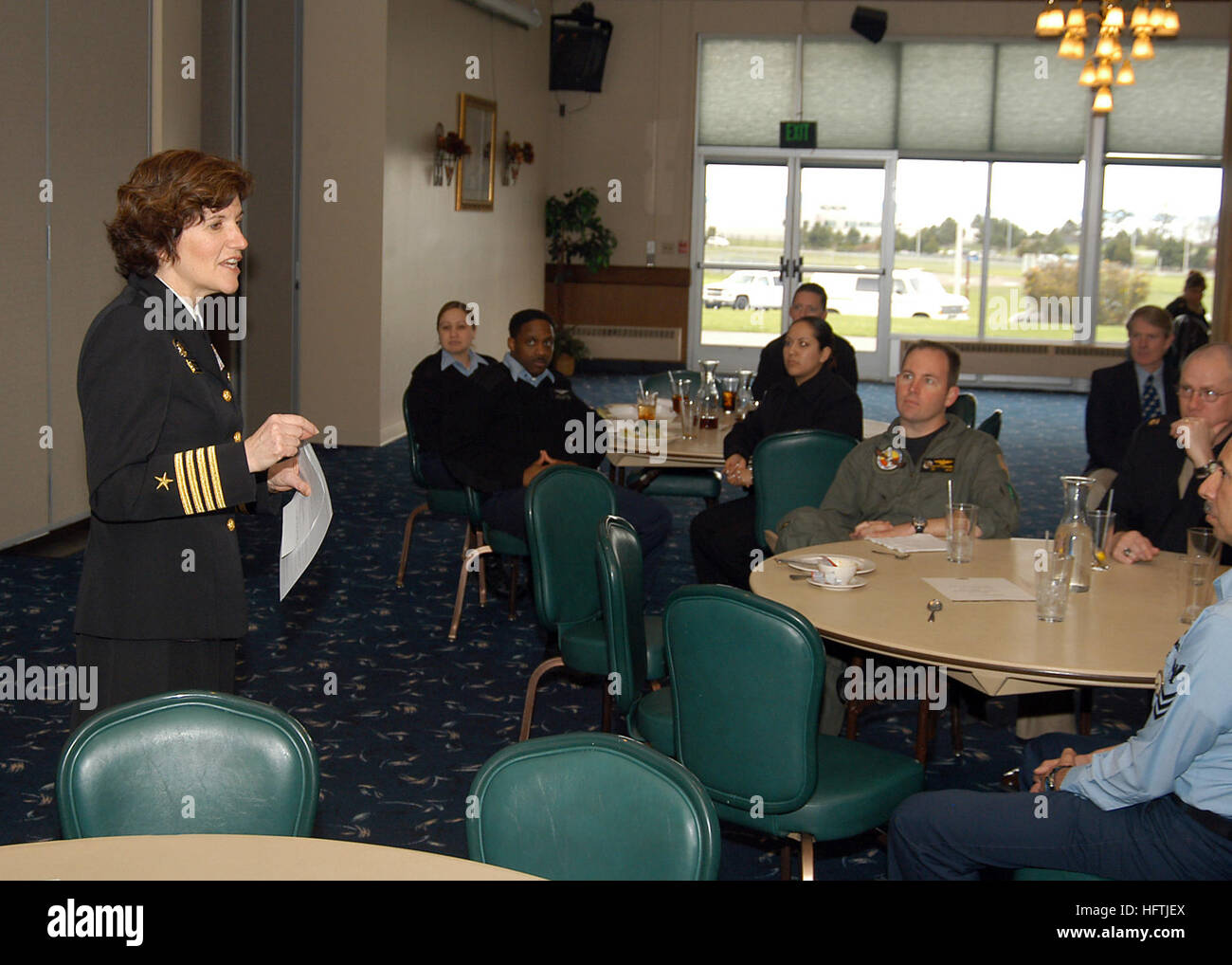 070326-N-6247M-006 OAK HARBOR, Washington (26. März 2007) - Capt Margaret "Peg" Klein, die 82. Kommandant Midshipmen an der U.s. Naval Academy, spricht mit Matrosen und Zivilisten an der Naval Air Station Whidbey Island Officer Club als Gastredner für die Einhaltung der Monat Geschichte der Frauen. Sie Vielfalt und Führung im heutigen Navy diskutiert und beantwortet Fragen des Publikums. Foto: U.S. Navy Mass Communication Specialist 1. Klasse Bruce McVicar (freigegeben) US Navy 070326-N-6247M-006 Capt Margaret Peg Klein, die 82. Kommandant Midshipmen an der U.s. Naval Academy Stockfoto