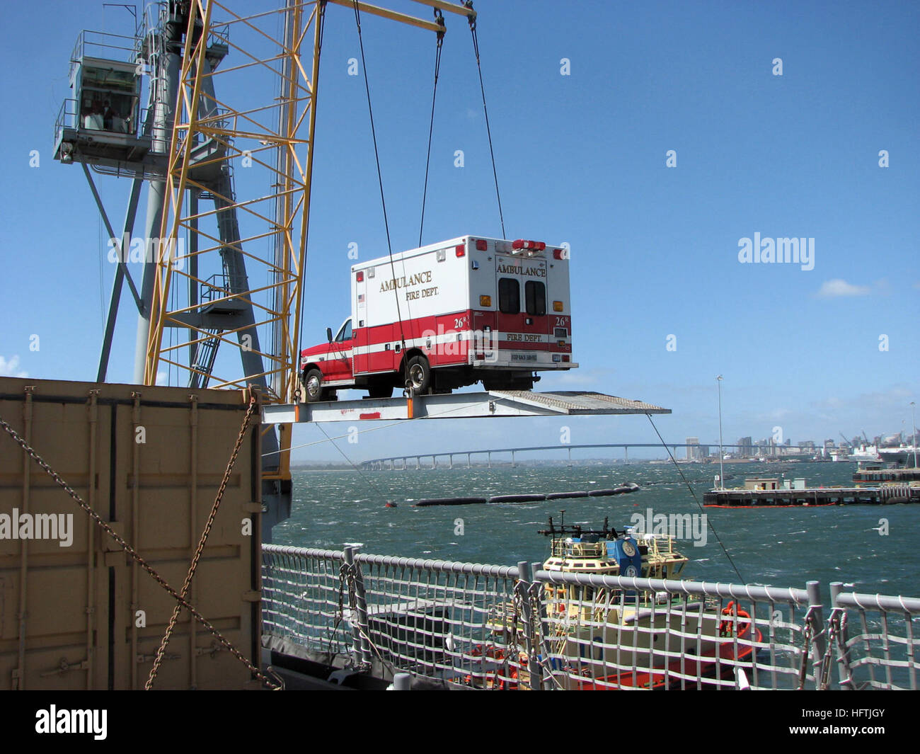 070328-N-2328R-002 SAN DIEGO (28. März 2007) – ein Krankenwagen vor der Abfahrt des Schiffes an Bord Dock Landungsschiff USS Pearl Harbor (LSD-52) geladen wird. Die Ambulanz wird vom Projekt durch zur Unterstützung der Partnerschaft von Americas (POA) 2007 zu den Leuten von Las Parejas, Argentinien, gespendet. POA 2007 konzentriert sich auf Verbesserung Beziehungen zu regionalen Partnernationen durch eine Vielzahl von Übungen und Veranstaltungen auf hoher See und an Land in ganz Lateinamerika und der Karibik. Foto: U.S. Navy Lagerhalter 1. Klasse Marcus Rosales (freigegeben) US Navy 070328-N-2328R-002 ein Krankenwagen geladen Stockfoto