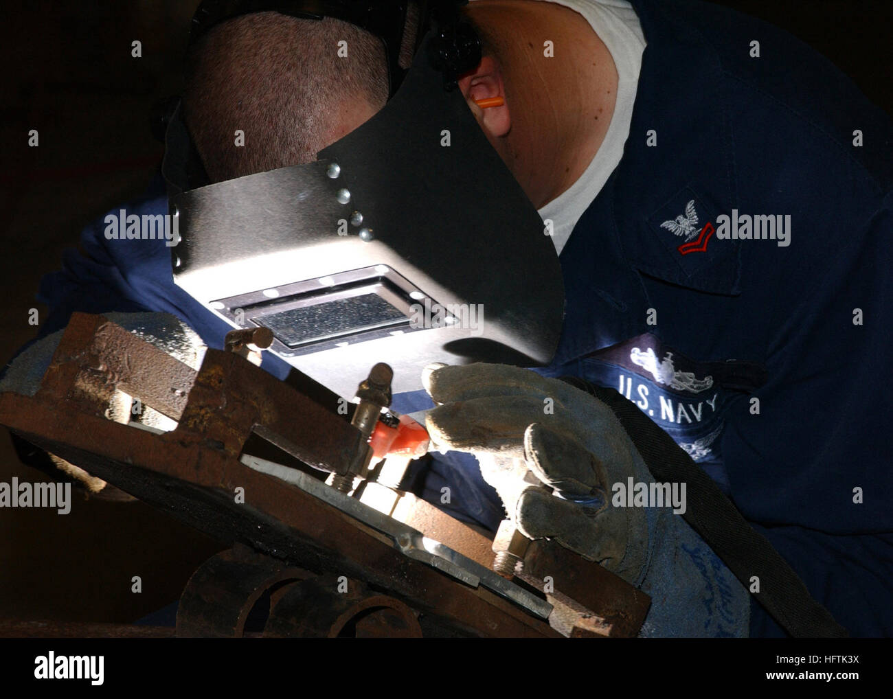 070403-N-0486G-004 MAYPORT, Florida (3. April 2007) - Rumpf Techniker 2. Klasse Adam Yung Schweißnähte Unterstützung für eine Alu-Platte. Payne, war ein Eingeborener von Ohio normale Wartungsarbeiten durchführen, während der Arbeit am Naval Station MayportÕs Südosten regionale Maintenance Center (SERMC). SERMC bietet Unterstützung für Schiffe im Hafen und Basis Einrichtungen. US Navy Foto von Masse Kommunikation Spezialist Daniel Gay (freigegeben) uns Marine 070403-N-0486G-004 Rumpf Techniker 2. Klasse Adam Yung Schweißnähte Unterstützung für eine Alu-Platte Stockfoto