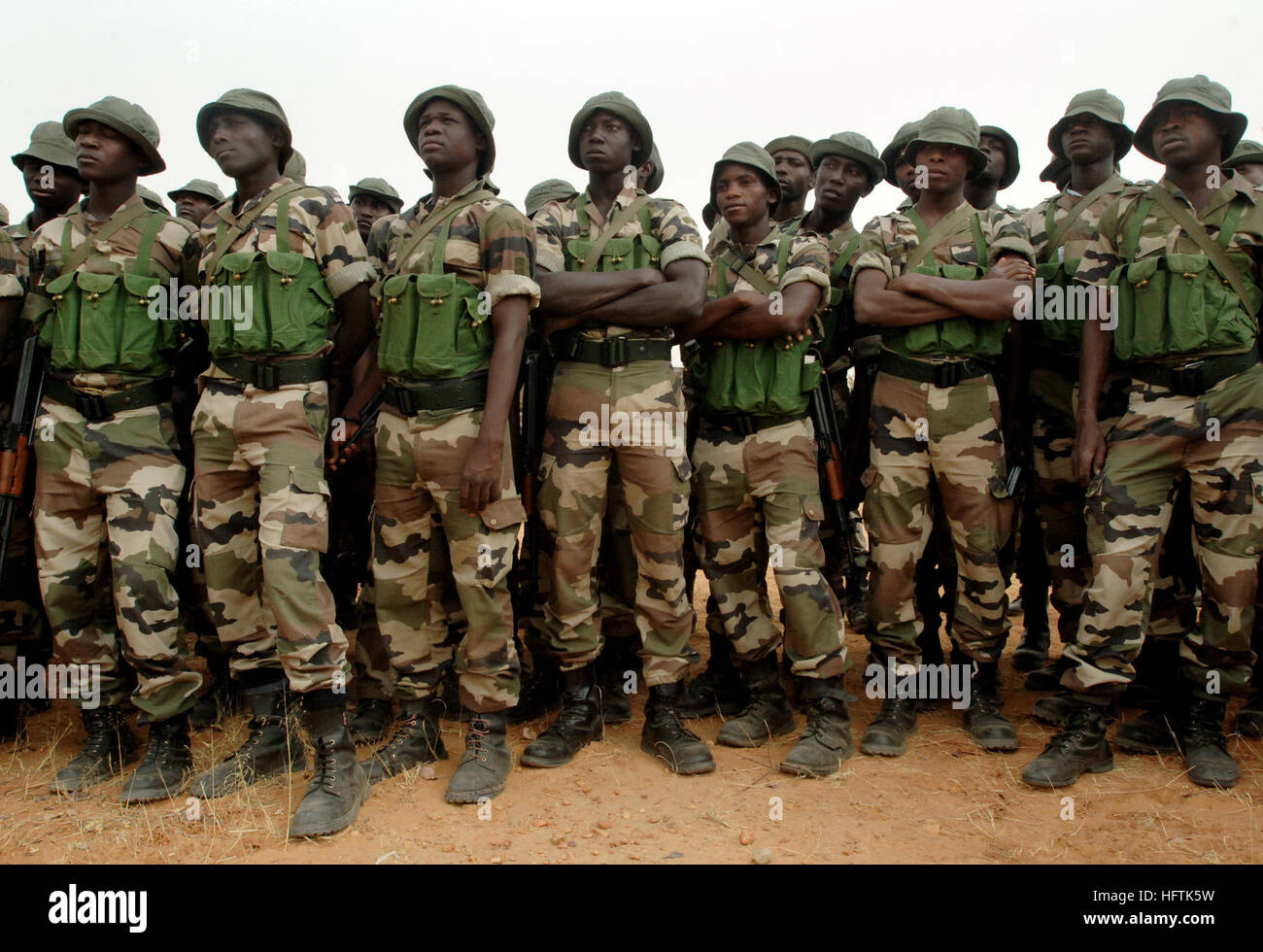 070403-N-6901L-011 Maradi, Niger (3. April 2007) - nigerianische Soldaten aus der 322. Parachute Regiment Line-up in Formation vor der Teilnahme an Schießübungen durch US-Armee Soldaten während der Operation Steinschloss 2007 erleichtert. Der Schwerpunkt des Betriebs Steinschloss ist für beide Nationen zu den interaktiven Austausch von militärischen, sprachliche und interkulturelle Kompetenzen. US Special Operations zwingt, abhängig von der Fähigkeit, Schnittstelle mit ausländischer Streitkräfte, in denen dieses Training verbessern soll. Das Training hilft auch Niger reagieren auf Bedrohungen innerhalb und zwischen ihren bor Stockfoto