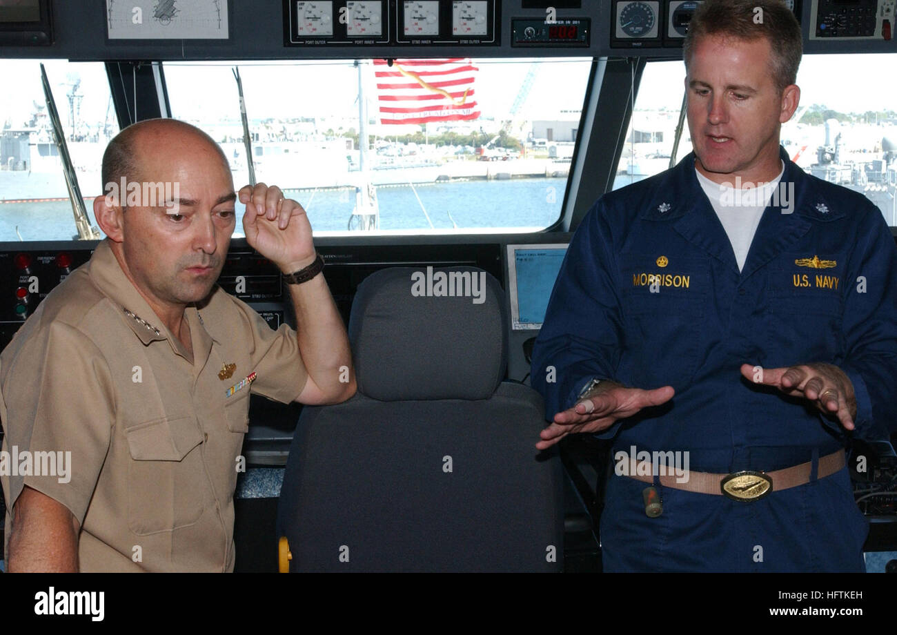 070406-N-0486G-083 MAYPORT, Florida (6. April 2007) - Commander, US Southern Command, Admiral James Stavridis hört der kommandierende Offizier der US-Marine hohe Geschwindigkeit Schiff Swift (HSV-2), CMdR Rob Morrison, ist wie er, wie Swift erklärt in Port ohne den Einsatz von Schleppboote manövriert. Swift in Naval Station Mayport vorzubereiten für seine Teilnahme an dem Pilotprogramm globalen Flotte Station (GFS) gezogen. Der kommandierende Offizier der hört US Navy Foto von Masse Kommunikation Spezialist Daniel Gay (freigegeben) uns Marine 070407-N-0486G-083 Commander, US Southern Command, Admiral James Stavridis Stockfoto