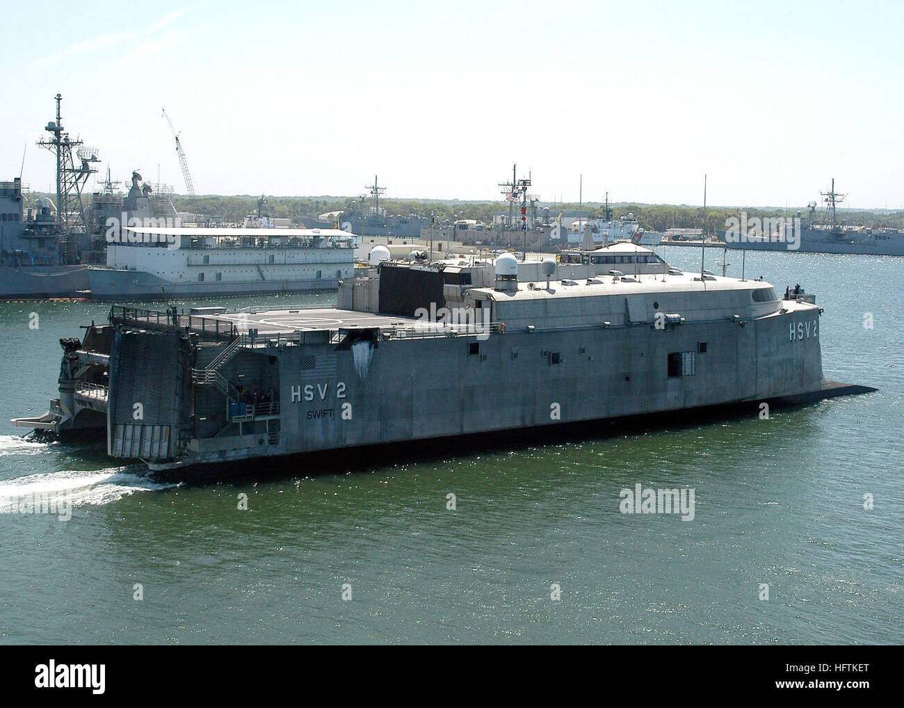 070406-N-4049C-044 MAYPORT, Florida (6. April 2007) Ð US Navy High Speed Schiff Swift (HSV 2) betritt Naval Station Mayport. Swift hat zwei Wasserstrahlen, die können das Schiff an Geschwindigkeiten von mehr als 45 Knoten verschieben und ohne Verwendung von Schleppern in den Hafen zu bringen. Swift in Naval Station Mayport vorzubereiten für seine Teilnahme an dem Pilotprogramm globalen Flotte Station (GFS) gezogen. US Navy Foto von Masse Kommunikation Spezialist Patrick J. Cook (freigegeben) US Navy 070406-N-4049C-044 US Navy hohe Geschwindigkeit Schiff Swift (HSV 2) betritt Naval Station Mayport. Swift hat zwei Wasserstrahlen, die das Schiff in s verschieben können Stockfoto