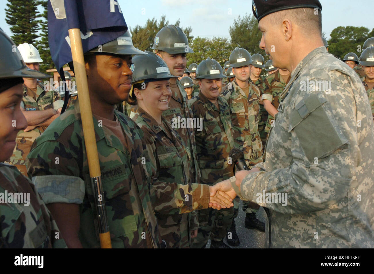 070412-N-4198C-037 OKINAWA, Japan (12. April 2007) - Armee Sgt. Major William J. Gainey, eingetragenen Berater an den Vorsitzenden der Joint Chiefs Of Staff präsentiert Equipment Operator 3. Klasse Jeanna Yates, eine Seabee, Naval Mobile Bau Bataillon (NMCB) 3 mit seiner persönlichen Münze während seines Besuchs in Camp Schilde angebracht. Gainey, der das älteste eingetragene Service Mitglied in das Department of Defense und die erste in dieser Position zu dienen ist, ist bei einem einwöchigen Besuch in Militäreinrichtungen in Okinawa. Seabees NMCB-3 sind auf einer sechsmonatigen Einsatz zur Unterstützung der Konstruktion Oper Stockfoto