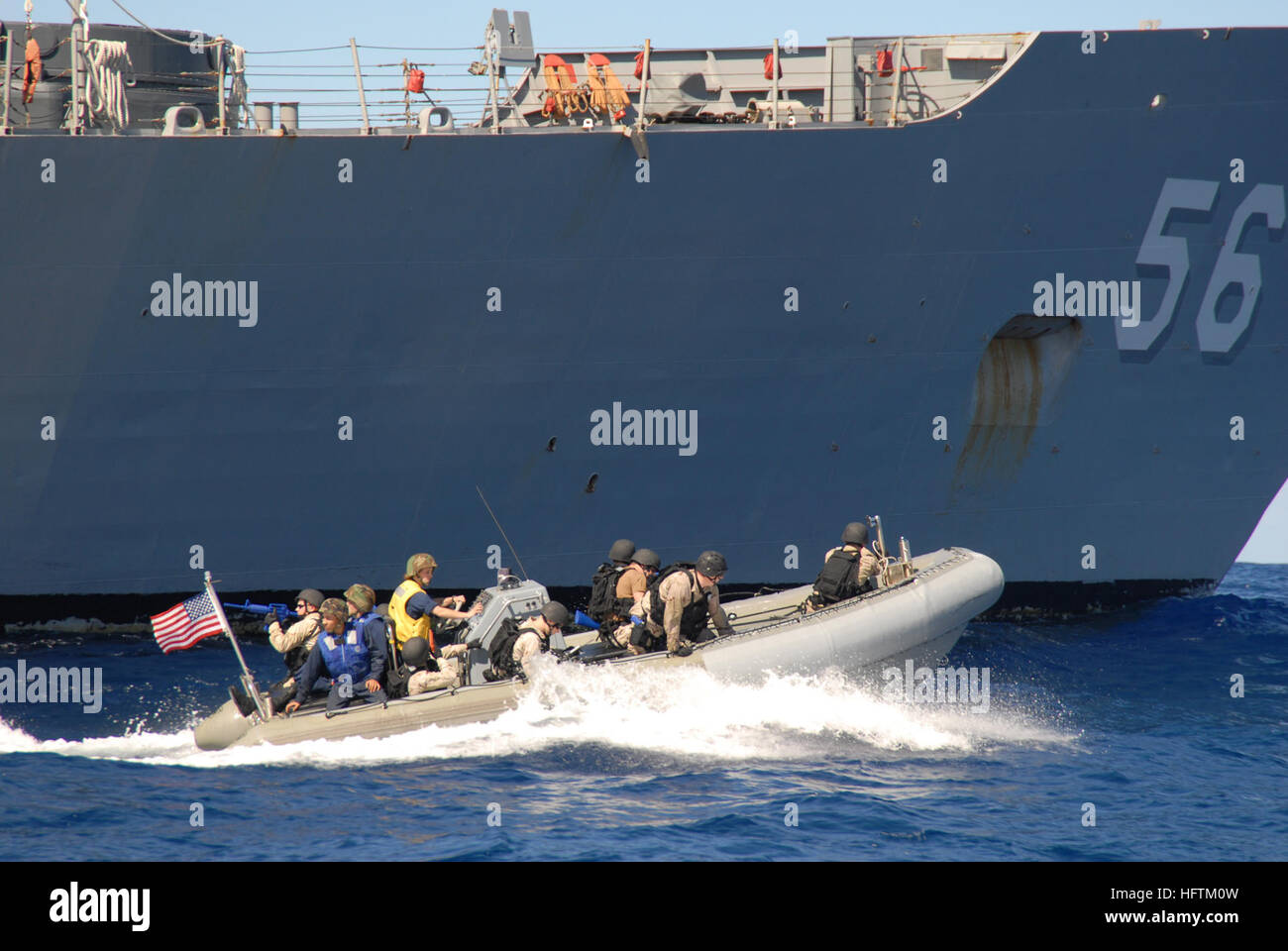 070413-N-5681S-339 Atlantik (13. April 2007) - Segler, des Besuchs zugewiesen, Board, Durchsuchung und Beschlagnahme (VBS) team an Bord Lenkwaffenzerstörer USS Bainbridge (DDG-96) fahren von USS Simpson (FFG-56) in einem Festrumpf-Schlauchboot während des Trainings Neptun Krieger. Dies zum ersten Mal, das die Bainbridge VBSS Team während seiner Ausbildung ein anderes Schiff bestiegen hat. Foto: U.S. Navy Masse Kommunikation Spezialist Seemann Michael Starkey (freigegeben) uns 070413-N-5681S-339 Marineseeleute, Besuch, Board, Durchsuchung und Beschlagnahme zugewiesen (VBS) Team an Bord Lenkwaffenzerstörer USS Bain Stockfoto