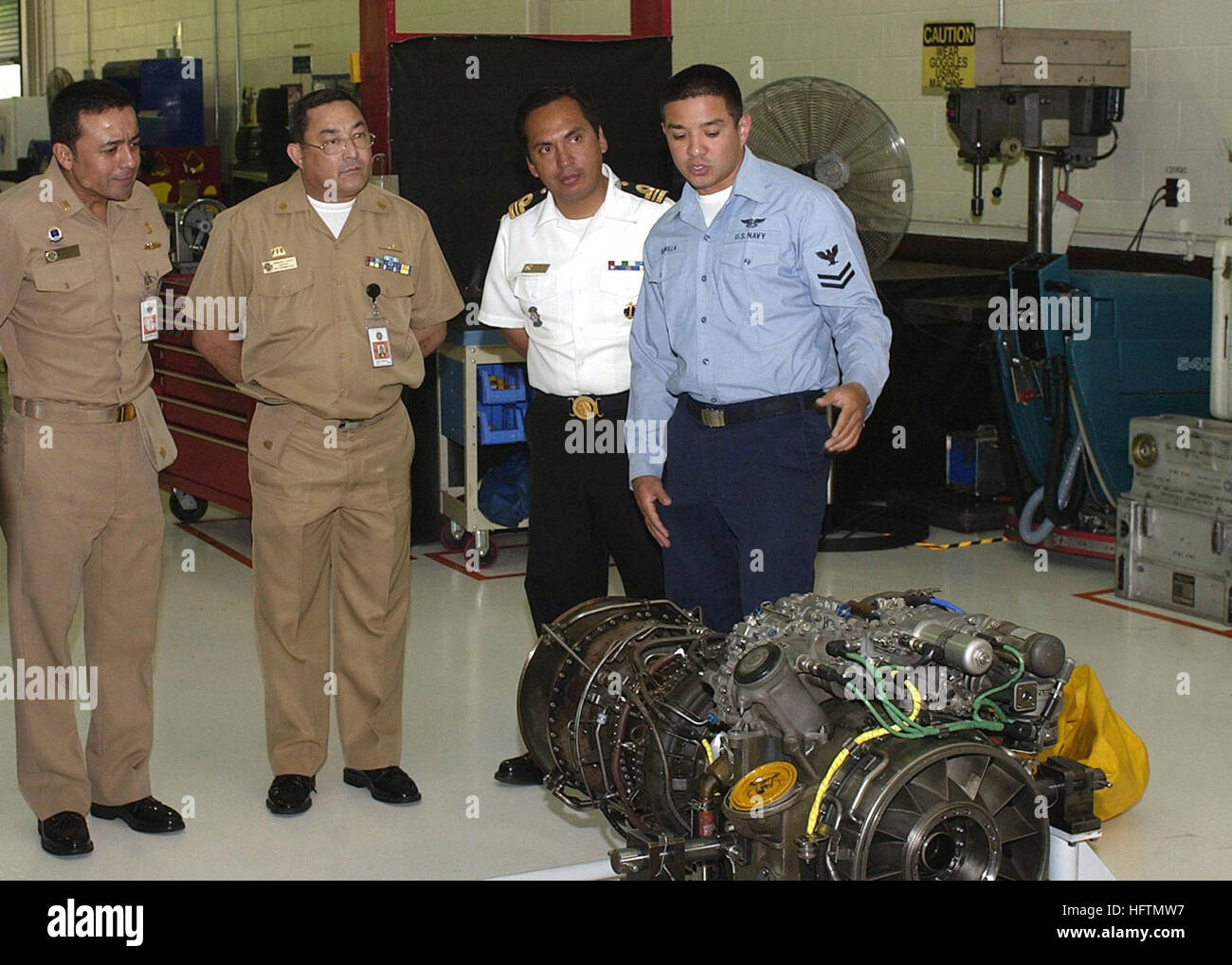 070426-N-3503S-003 MAYPORT, Florida (26. April 2007) - Luftfahrt-Maschinist Mate 2. Klasse Jorge Bonilla, von Flugzeugen Intermediate Wartung Abteilung (AIMD), zeigt ein Hubschrauber Turboprop-motor für ausländische Verbindungsoffiziere aus Brasilien, Kolumbien, Ecuador und Peru, während der letzten Tour der Naval Station Mayport. Foto: U.S. Navy Mass Communication Specialist 2. Klasse Brian Smarr (freigegeben) US Navy 070426-N-3503S-003 Aviation Maschinist ist Mate 2. Klasse Jorge Bonilla, der Flugzeuge Intermediate Maintenance Department (AIMD), zeigt einen Hubschrauber-Turbo-Prop-Motor für ausländische Verbindungsoffiziere Stockfoto