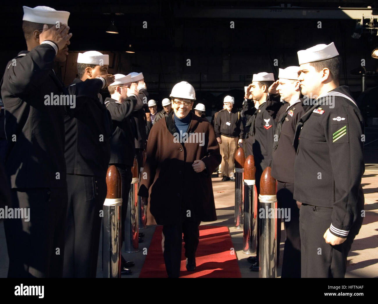 070126-N-1317P-004 Newport News, Virginia (26. Januar 2007) Ð Matrosen an Bord USS Carl Vinson (CVN-70) Rendern Ehrungen, Assistant Secretary Of The Navy für Forschung, Entwicklung, und Erwerb Dr. Delores M. Etter nach ihrem Besuch. Carl Vinson ist derzeit seine geplante Betankung komplexen Überholung (RCOH) bei Northrop Grumman Newport News Werft. Die RCOH ist eine umfangreiche Hof-Phase, die alle Flugzeugträger der Nimitz-Klasse in der Nähe des Mittelpunkts ihres 50-Jahres-Lebenszyklus durchlaufen. Foto: U.S. Navy Mass Communication Specialist 3. Klasse Myriam M. Padilla (freigegeben) uns Marine 070126-N-13 Stockfoto