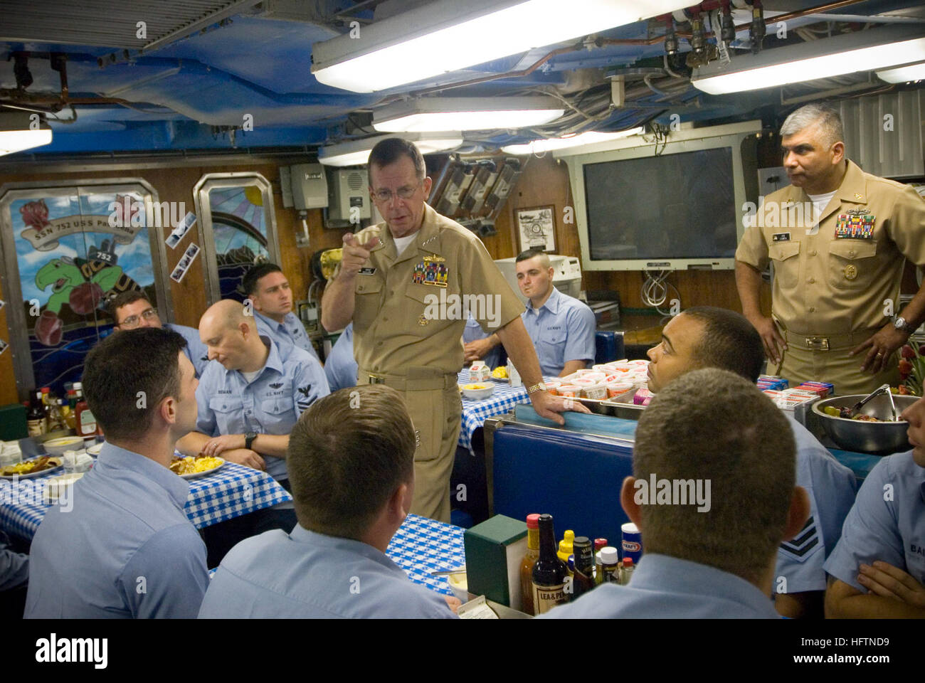 070507-N-4856G-026 spricht PEARL HARBOR, Hawaii (7. Mai 2007) - Chief of Naval Operations (CNO) Admiral Mike Mullen, die Matrosen der Los-Angeles-Klasse Angriff u-Boot USS Pasadena (SSN-752). Master Chief Petty Officer der Marine (INTERNIERUNGSLAGER) Joe R. Campa Jr. und CNO touring sind große Flotte Konzentration Bereichen regionale Geschäftspraktiken zu beobachten und Fragen bezüglich Segler wie Rating Fusionen, einzelne Stabsverstärkungskräften (IA), Altersvorsorge und die Zukunft der Marine. Foto: U.S. Navy Mass Communication Specialist 2. Klasse Ben A. Gonzales (freigegeben) Marine 070507-N-4856G-026 Chie Stockfoto