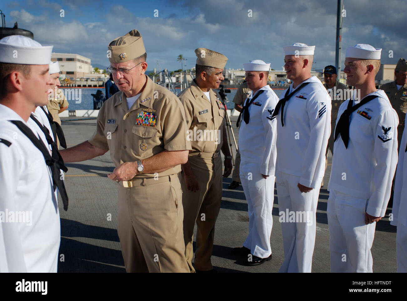 070507-N-0696M-200 PEARL HARBOR, Hawaii (7. Mai 2007) - Chief of Naval Operations (CNO) Admiral Mike Mullen und Master Chief Petty Officer von der Marine (INTERNIERUNGSLAGER) Joe R. Campa Jr. besuchen mit Seglern, Lenkwaffenzerstörer USS Russell (DDG-59) zugewiesen. Während ihres Aufenthalts genossen Mullen und Campa Stahl Strand Picknick an Bord des Schiffes. Foto: U.S. Navy Mass Communication Specialist 1. Klasse Chad J. McNeeley (freigegeben) uns Marine 070507-N-0696M-200 Chief of Naval Operations (CNO) Admiral Mike Mullen und Master Chief Petty Officer der Marine (INTERNIERUNGSLAGER) Joe R. Campa Jr. Besuch mit Matrosen, die Guid zugewiesen Stockfoto