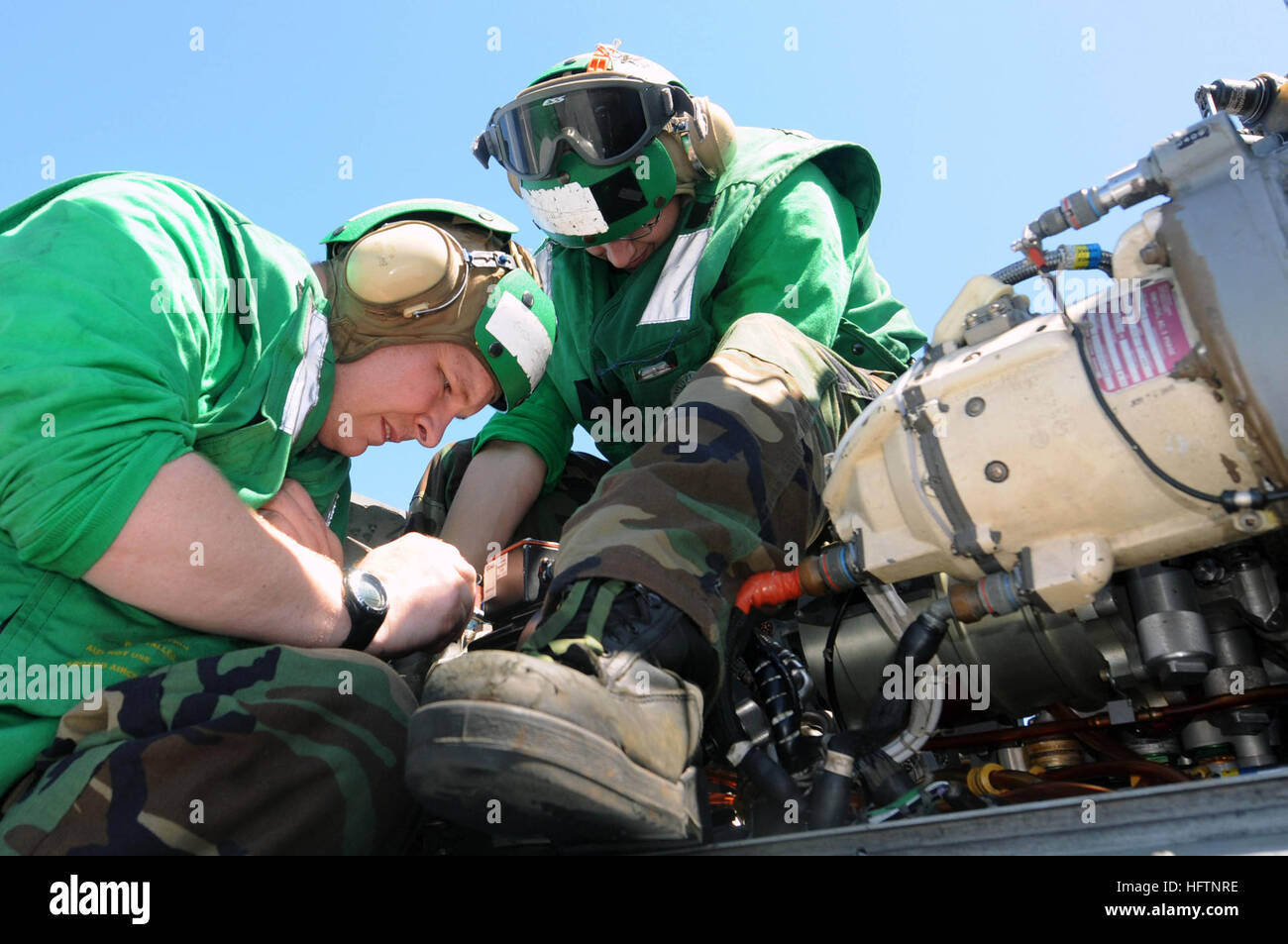 Petty Officer 2. Klasse Ricky Watson aus Symsonia, Kentucky, und Flieger Colton Grün von Laramie, Wyoming, beide zugeordnet zu den "Dragon Walen" Hubschrauber Meer bekämpfen Squadron 28, installieren eine Hydraulikpumpe backup auf einem MH-60 Seahawk-Hubschrauber auf dem Flugdeck der Mehrzweck amphibischer Angriff Schiff USS Wasp. Wespe ist derzeit im Einsatz auf südlichen Partnerschaft Station-Amphib mit Zerstörer Geschwader 40 und eine Sicherheit Kooperation Marine Air Ground Task Force in Angriff genommen. Partnerschaft-Südbahnhof ist Bestandteil der Partnerschaft der Americas Maritime Strategie, die konzentriert sich auf den Aufbau von Stichworte Stockfoto