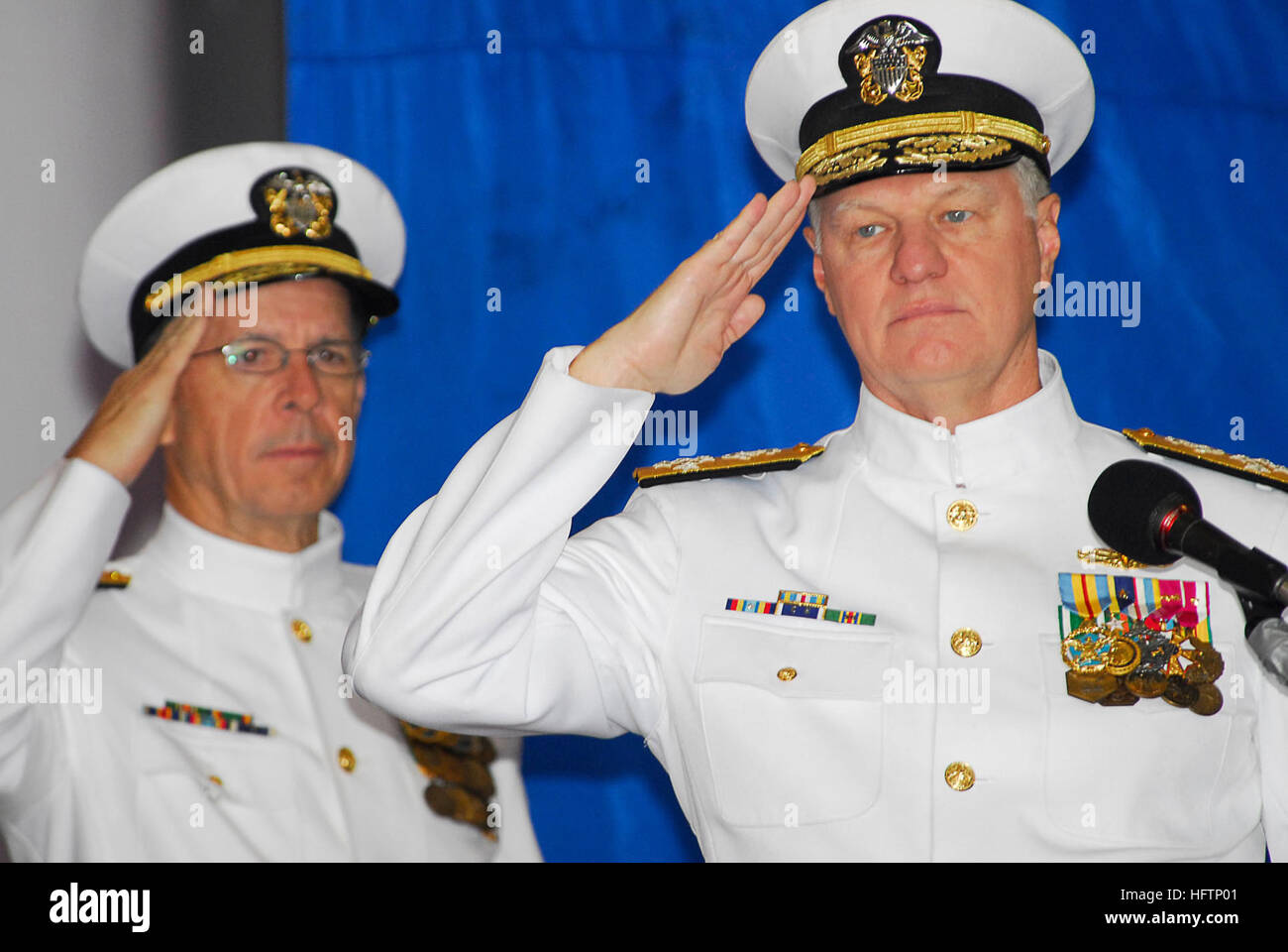 070517-N-4515N-106 Norfolk, Virginia (17. Mai 2007) - Admiral Gary Roughhead begrüßt, die die Flagge während der US-Flotte Truppen Befehl Zeremonie an Bord nuklearen Flugzeugträger USS Enterprise (CVN-65) 17. Mai 2007 ändern. Admiral John B. Nathman gab Befehl zum Roughhead. Foto: U.S. Navy Masse Kommunikation Spezialist Seemann Lehrling Joshua A. Nuzzo (freigegeben) US Navy 070517-N-4515N-106 Admiral Gary Roughead salutiert verändern die Flagge während der US-Flotte Truppen Befehl Zeremonie an Bord nuklearen Flugzeugträger USS Enterprise (CVN-65) Stockfoto