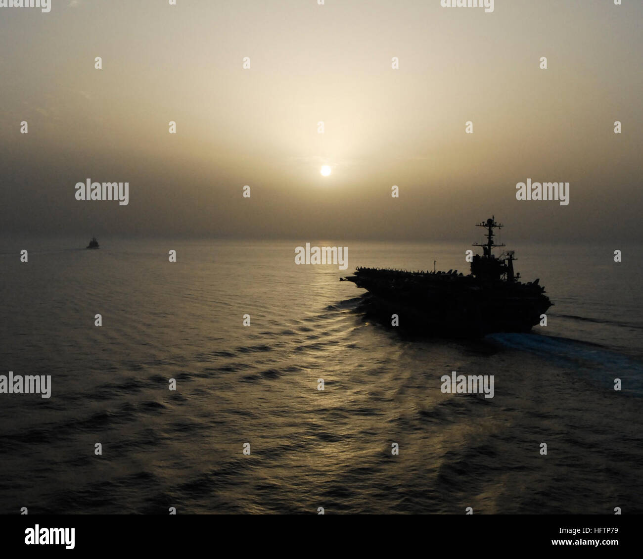 070522-N-8157C-049 Arabisches Meer (22. Mai 2007) - transit USS John C. Stennis (CVN-74) durch den Golf von Oman bei Sonnenuntergang. John C. Stennis Carrier Strike Group ist auf eine regelmäßige Bereitstellung zur Unterstützung der Operationen auf See. Seeoperationen dazu beitragen, die Voraussetzungen für Sicherheit und Stabilität in die Meeresumwelt sowie die Ergänzung der Terrorismusbekämpfung und Sicherheitsbemühungen auf die regionalen Nationen festgelegt. Foto: U.S. Navy Mass Communication Specialist 1. Klasse Denny Cantrell (freigegeben) U.S. Navy 070522-N-8157C-049 USS John C. Stennis (CVN-74) transit durch den Golf von Oman Stockfoto