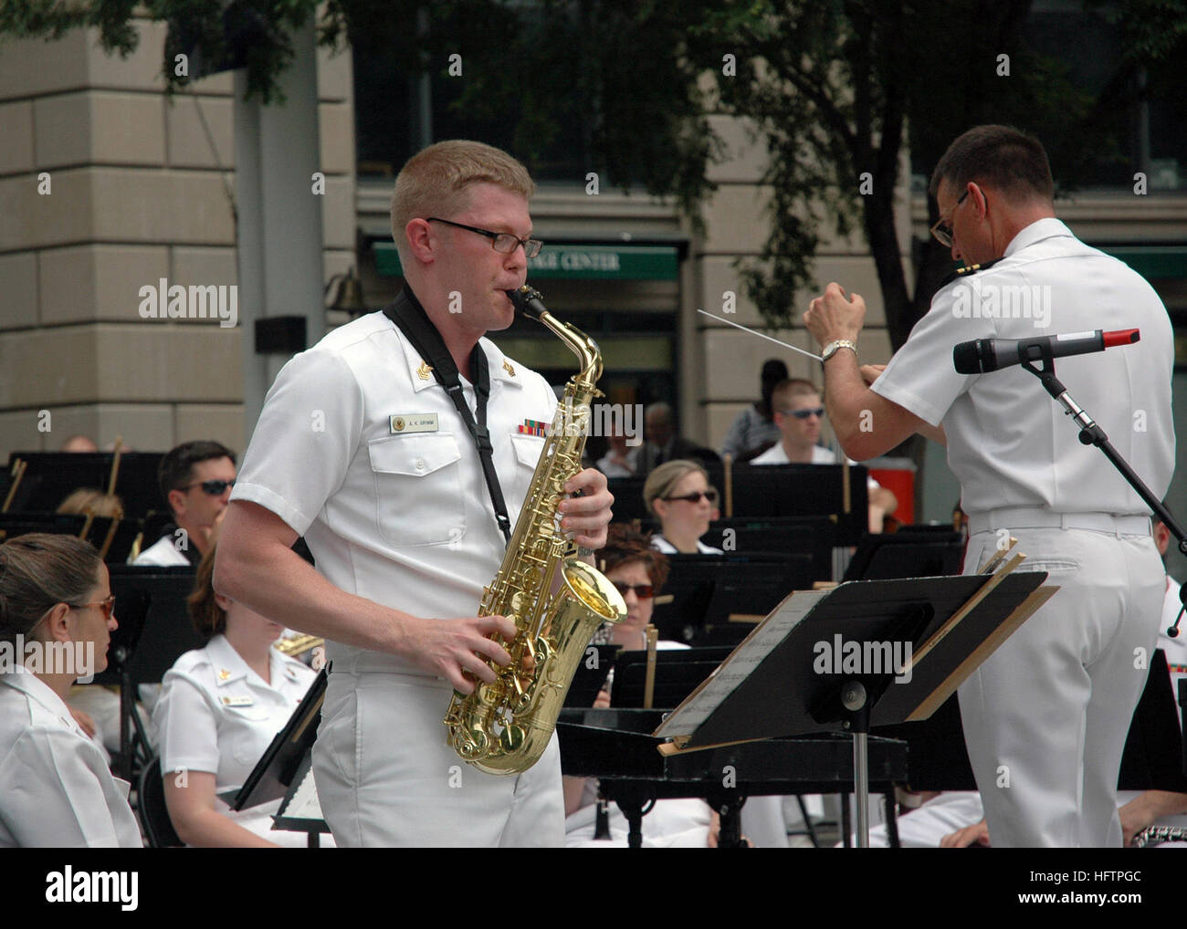 070528-N-6914S-027-WASHINGTON, DC (28. Mai 2007) - Musiker 1. Klasse Adam Grimm führt eine Saxophon-Solo mit der U.S. Navy Band während eines Konzerts der Gedenktag in der Navy Memorial in Washington, D.C. Die Musikkapelle wurde vom Meer Spielpfeifen Chor für ein Programm mit beliebten, klassischen und patriotische Musik verbunden. Während des Konzerts fand eine Kranzniederlegung zu Ehren der gefallenen Marinepersonal statt. Die Zeremonie, gesponsert von Naval District Washington, kennzeichnete der US Navy Ehrengarde zusammen mit einem Hornist und Schlagzeuger von der Marine Band. Foto: U.S. Navy Musiker 1. Klasse Jeff Sna Stockfoto