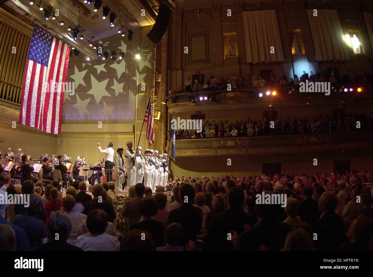 070609-N-1928O-090 BOSTON (9. Juni 2007) - die USS Verfassung Color Guard begleitet von der Marine Band Nordosten führen in der 107 Jahre alten Symphony Hall während das Boston Pops Orchestra Konzert, ÒAmerica!. Ó die Jahreskonzert ist eine Hommage an die Männer und Frauen in Uniform mit einem patriotischen musikalischen Programm feiert den Geist von Amerika. Symphony Hall gilt als eines der drei besten Konzertsäle der Welt. Foto: U.S. Navy Mass Communication Specialist 1. Klasse Mark O'Donald (freigegeben) US Navy 070609-N-1928O-090 The USS Verfassung Color Guard begleitet von der Navy B Stockfoto