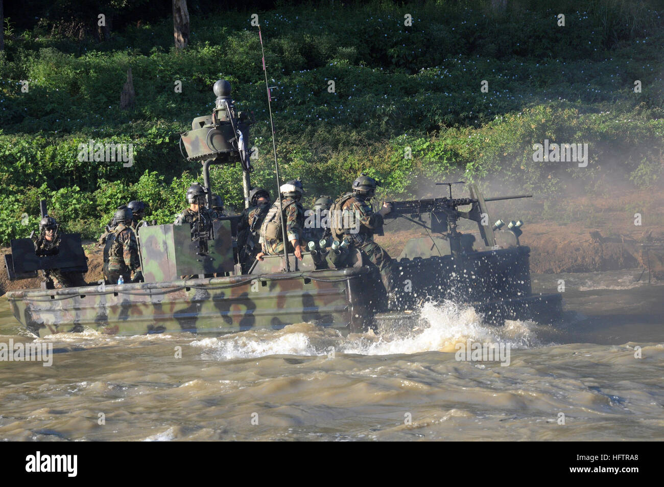 080811-N-4205W-030 FORT KNOX, Kentucky (11. August 2008) Special Warfare Combatant-Craft Besatzungsmitglieder zugewiesen Special Boat Team 22 (SBT-22) führen Leben Feuer Sofortmaßnahmen Bohrer an der Fließgewässer Trainingsbereich in ft. Knox. SBT-22 betreibt die Sondereinsätze Craft Riverine und widmet die nur US special Operations Command in die Fließgewässer Umfeld tätig. (Foto: U.S. Navy Chief Masse Kommunikation Spezialist Kathryn Whittenberger/freigegeben) US Navy 080811-N-4205W-030 Special Warfare Combatant-Craft Besatzungsmitglieder zugewiesen Special Boat Team 22 (SBT-22) führen Leben Feuer sofort handeln Stockfoto