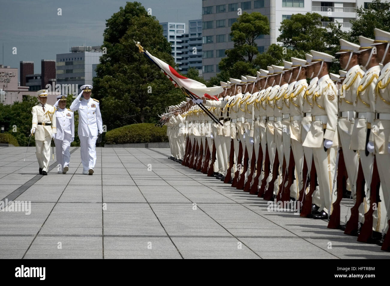 070618-N-0696M-168 ICHIGAYA, Japan (18. Juni 2007) - Chief of Naval Operations (CNO) Admiral Mike Mullen inspiziert Matrosen von der Japan Maritime Self Defense Kraft (JMSDF) mit ADM Eiji Yoshikawa, Chef des Stabes, Japan Maritime Self-Defense Force (Mitte) bei einem offiziellen Besuch. Mullen ist auf einer sieben-Tage-Reise nach Japan und Vietnam, mit Kollegen und mit Seglern zu besuchen in der Region stationiert US Navy Foto von Mass Communication Specialist 1. Klasse Chad J. McNeeley (freigegeben) uns Marine 070618-N-0696M-168 Chief of Naval Operations (CNO) Admiral Mike Mullen inspiziert Segler Japan Maritime Stockfoto