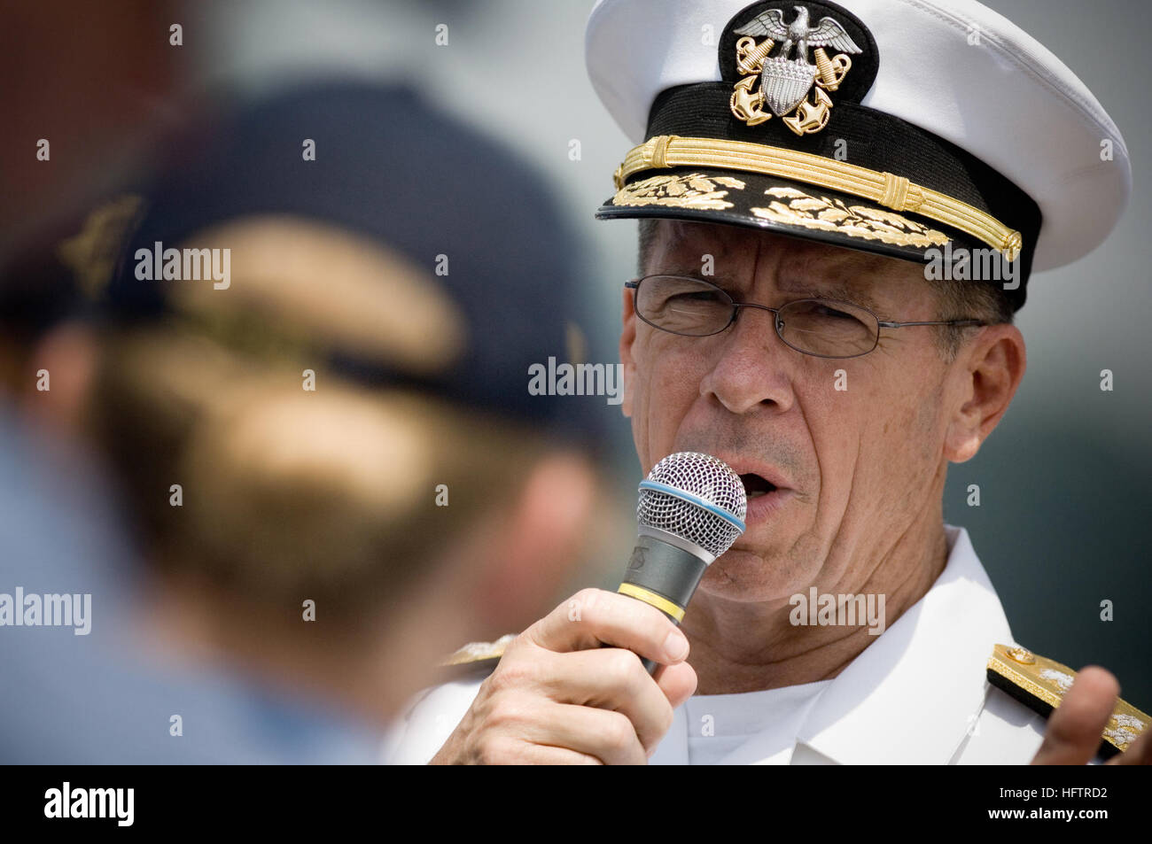 070619-N-0696M-294 YOKOSUKA, Japan (19. Juni 2007) - Chief of Naval Operations (CNO) Admiral Mike Mullen hält einen Anruf alle Hände mit Seglern auf der Pfauentaube USS Curtis Wilbur (DDG-54) bei einem Besuch in der US-Flotte Aktivitäten, Yokosuka. Mullen ist auf eine sieben-Tage-Reise nach Japan und Vietnam, mit Kollegen und mit Seglern, stationiert in der Region zu besuchen. Foto: U.S. Navy Mass Communication Specialist 1. Klasse Chad J. McNeeley (freigegeben) uns Marine 070619-N-0696M-294 Chef des Naval Operations (CNO) Admiral Mike Mullen hält einen Anruf alle Hände mit Seglern auf der Pfauentaube USS Curtis Wilbur (DDG-54) Stockfoto