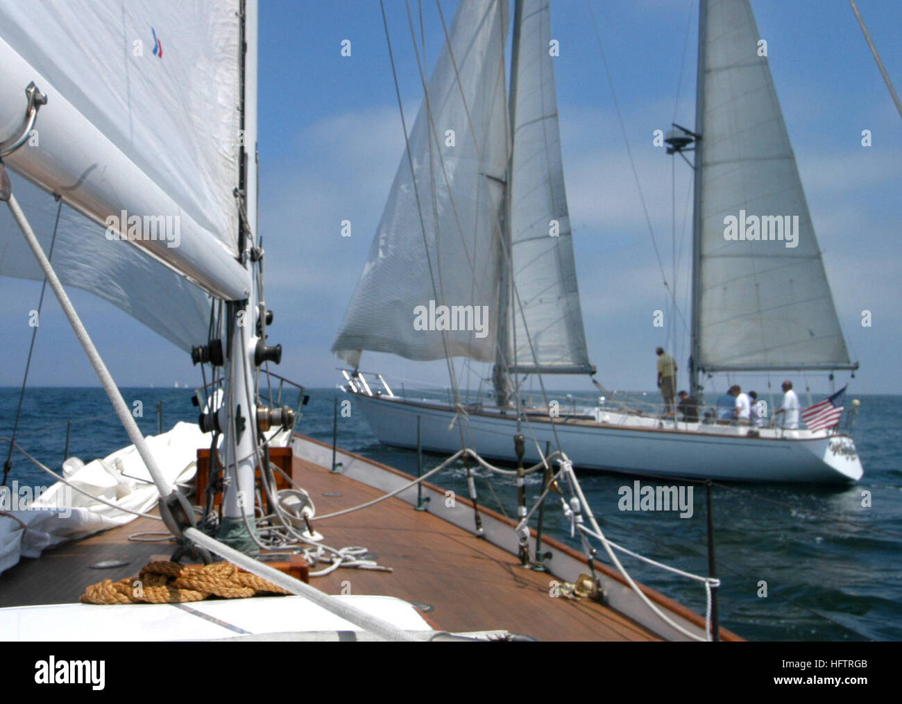 050717-N-4541B-005 San Diego, Calif (17. Juli 2005) - eingetragene u-Boot von der Naval Submarine Base Point Loma und Segler aus Anti-Submarine Warfare Command beteiligt die zweite jährliche u-Boot-Regatta in der San Diego Bay. Die Veranstaltung von der San Diego Yacht Club erlaubt Segler das Ruder übernehmen, man die Linien und Lektionen Oberseite von Yachtclub Skipper erhalten. Viele Besatzungsmitglieder erlebt Segeln hautnah, wie sie auf einer zehn-Meile in der San Diego Bay gefahren. Foto: U.S. Navy PhotographerÕs Mate 1. Klasse Gloria J. Barry (freigegeben) US Navy 050717-N-4541B-005 einberufene submariner Stockfoto