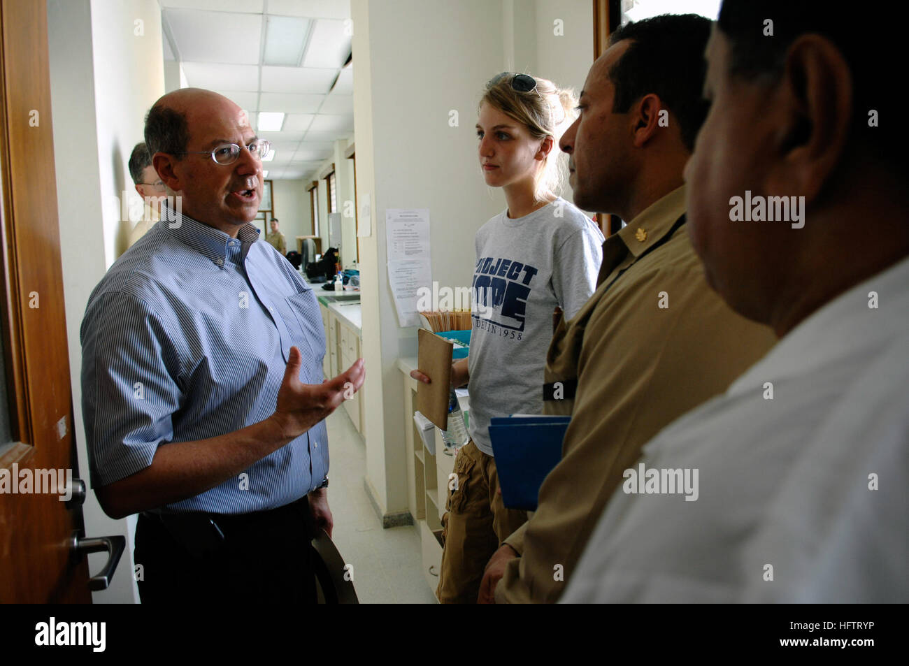 0627-N-3642E-488 PUERTO BARRIOS, Guatemala (27. Juni 2007) - Secretary Of The Navy (SECNAV) The Honorable Dr. Donald C. Winter diskutiert Themen mit Mitgliedern von Project Hope und Segler aus Military Sealift Command Krankenhaus Schiff USNS Comfort (T-AH 20). Komfort ist die Küste Guatemalas verankert und ist auf eine viermonatige humanitären Einsatz in Lateinamerika und der Karibik, etwa 85.000 Patienten in einem Dutzend Ländern medizinischen Behandlung anzubieten. Während bereitgestellt, ist Komfort unter Betriebskontrolle der US Naval Forces Southern Command und taktische Kontrolle der Destroye Stockfoto