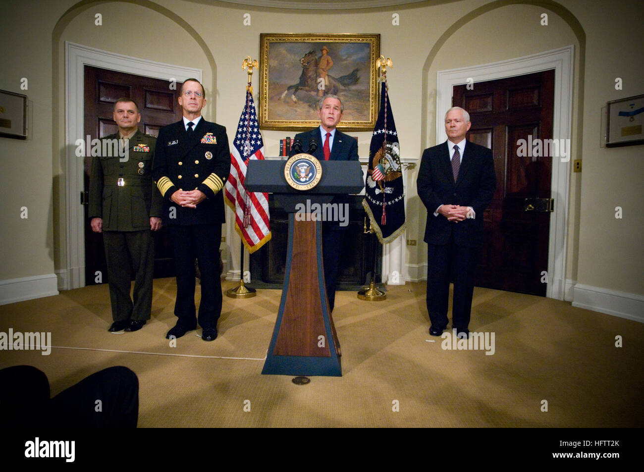 070628-N-0696M-113 WASHINGTON, D.C. (28. Juni 2007) - Präsident George W. Bush kündigt die Ernennung des aktuellen Chief of Naval Operations (CNO) Admiral Mike Mullen und Kommandant, United States Strategic Command, General James E. Cartwright als Vorsitzender und stellvertretender Vorsitzender der Joint Chiefs Of Staff, beziehungsweise. Die Zeremonie fand im Roosevelt Room des weißen Hauses. Foto: U.S. Navy Mass Communication Specialist 1. Klasse Chad J. McNeeley (freigegeben) US Navy 070628-N-0696M-113-Präsident George W. Bush kündigt die Ernennung des aktuellen Chief of Naval Operations (CNO) Admiral Mike Mullen ein Stockfoto