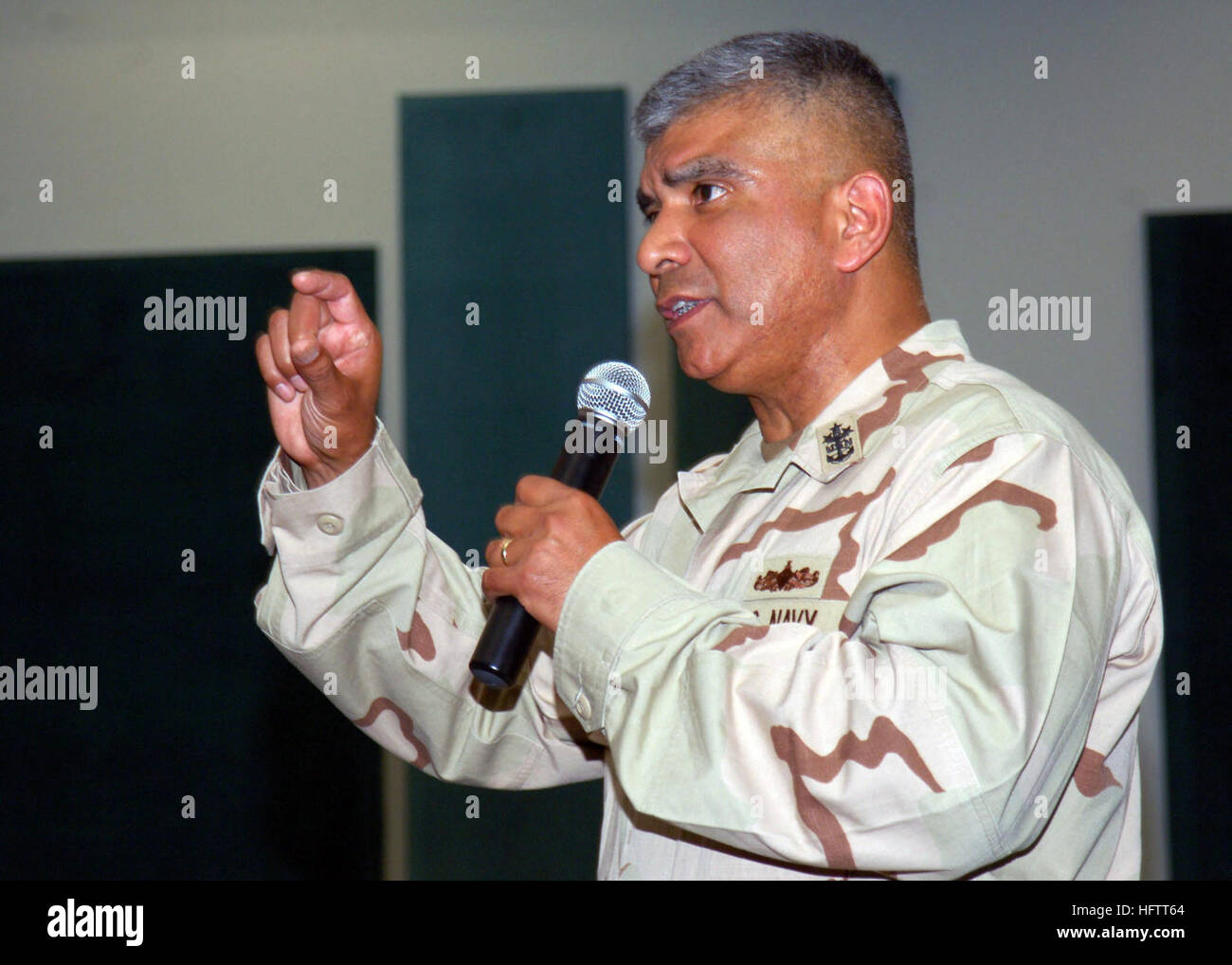 070701-N-6645H-003 NAVAL unterstützen Aktivität BAHRAIN (1. Juli 2007) - Master Chief Petty Officer der Marine (INTERNIERUNGSLAGER) Joe R. Campa Jr. Adressen mehr als 500 Seeleute während eines alle Hände Anrufs Naval Support Aktivität Bahrain eingetragen. Campa hat die Fragen von Bedeutung für Segler und später nahm die anwesenden Fragen. Foto: U.S. Navy Mass Communication Specialist 2. Klasse Adam Herrada (freigegeben) US Navy 070701-N-6645H-003 Master Chief Petty Officer der Marine (INTERNIERUNGSLAGER) Joe R. Campa Jr. befasst sich mit mehr als 500 eingetragene Matrosen bei einem alle Hände Anruf am Naval Support Aktivität Bah Stockfoto