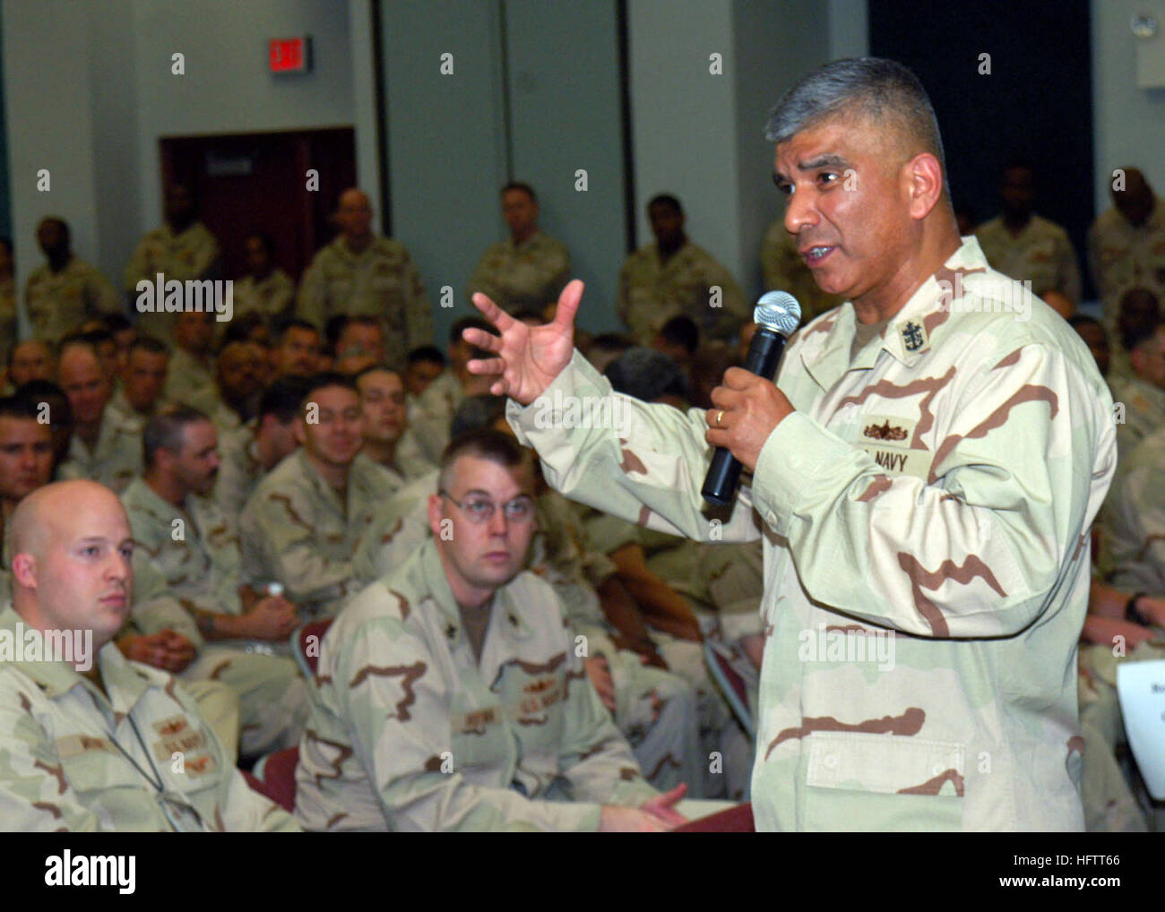 070701-N-6645H-001 NAVAL unterstützen Aktivität BAHRAIN (1. Juli 2007) - Master Chief Petty Officer der Marine (INTERNIERUNGSLAGER) Joe R. Campa Jr. Adressen mehr als 500 Seeleute während eines alle Hände Anrufs Naval Support Aktivität Bahrain eingetragen. Campa hat die Fragen von Bedeutung für Segler und später nahm die anwesenden Fragen. Foto: U.S. Navy Mass Communication Specialist 2. Klasse Adam Herrada (freigegeben) US Navy 070701-N-6645H-001 Master Chief Petty Officer der Marine (INTERNIERUNGSLAGER) Joe R. Campa Jr. befasst sich mit mehr als 500 eingetragene Matrosen bei einem alle Hände Anruf am Naval Support Aktivität Bah Stockfoto