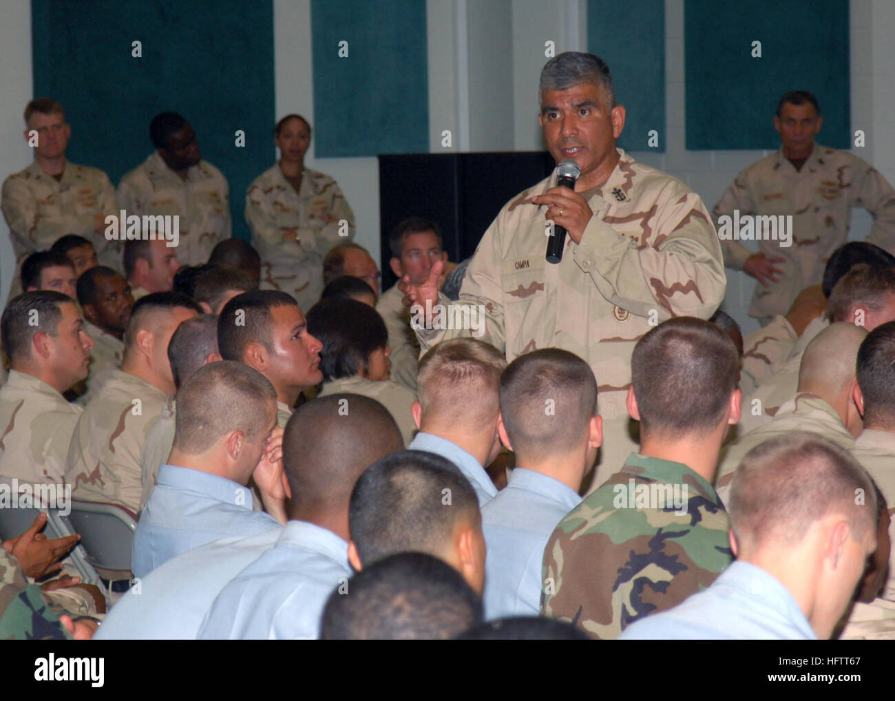 070701-N-6645H-002 NAVAL unterstützen Aktivität BAHRAIN (1. Juli 2007) - Master Chief Petty Officer der Marine (INTERNIERUNGSLAGER) Joe R. Campa Jr. Adressen mehr als 500 Seeleute während eines alle Hände Anrufs Naval Support Aktivität Bahrain eingetragen. Campa hat die Fragen von Bedeutung für Segler und später nahm die anwesenden Fragen. Foto: U.S. Navy Mass Communication Specialist 2. Klasse Adam Herrada (freigegeben) US Navy 070701-N-6645H-002 Master Chief Petty Officer der Marine (INTERNIERUNGSLAGER) Joe R. Campa Jr. befasst sich mit mehr als 500 eingetragene Matrosen bei einem alle Hände Anruf am Naval Support Aktivität Bah Stockfoto