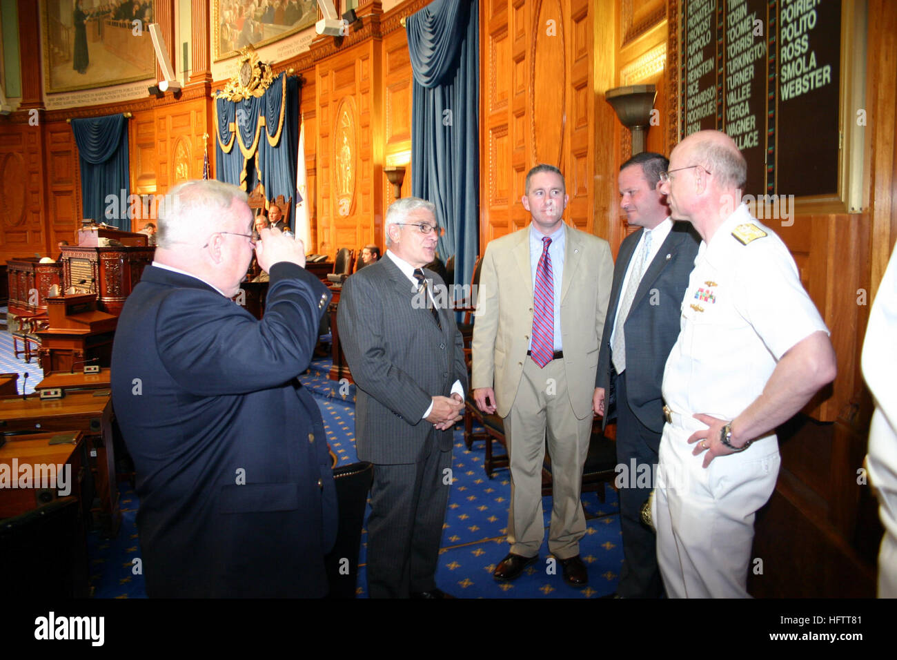 070630-N-8110-K-014-BOSTON (2. Juli 2007) - Kommandant, Naval Sea Systems Command, Vice Admiral Paul Sullivan spricht mit Mitgliedern des Commonwealth of Massachusetts House Of Representatives in eine Aussparung von ihren gesetzlichen Pflichten. Sullivan war der Ehrengast von Massachusetts Gouverneur Deval Patrick, präsentiert den Admiral mit einer Proklamation des Staates erklärt der Woche ÒBoston Marine Week.Ó die Woche eines 26 Marine Wochen quer durch Amerika in 2007 geplant ist. Marine Wochen sollen die Amerikaner zeigen die Investition, die Sie haben in ihrer Marine und Sensibilisierung in den Städten, die kein Zeichen Stockfoto