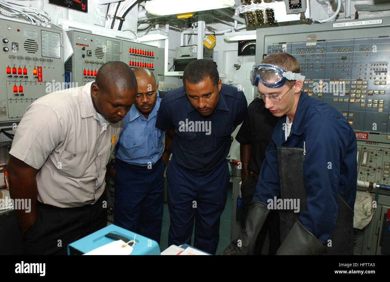 080703-N-8943B-004 CASTRIES, St. Lucia (3. Juli 2008) Systeme Gasturbine (mechanischen) Feuerwehrmann James Smith erklärt ein Engineeringsystem Mitgliedern der St. Lucia Marine Polizei während ein Gegenstand Expertenaustausch (SMEE) an Bord der Fregatte USS Simpson (FFG-56). SMEEs fanden am Schiff und Hauptquartier der Marine Polizei im Rahmen ein 6-Tage-Hafen besuchen entwickelt, um aufzubauen und zu festigen Beziehungen mit Partnerstaaten in der Karibik statt. Foto: U.S. Navy Mass Communication Specialist 2. Klasse Michael Buslovich (freigegeben) US Navy 080703-N-8943B-004-Systeme Gasturbine (mechanisch) Feuer Stockfoto