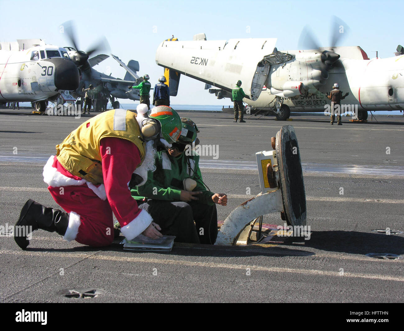 091225-N-2967S-015 Arabisches Meer (25. Dezember 2009) Santa Claus bereitet für den Flugbetrieb an Bord des Flugzeugträgers USS Nimitz (CVN-68) Weihnachten.  Nimitz Carrier Strike Group ist auf eine regelmäßige Bereitstellung für die Region.  In den USA 5. Flotte Einsatzgebiet konzentrieren sich auf beruhigend Regionalpartner der United Statesí Engagement für Sicherheit, Stabilität und Wohlstand weltweit fördert.  (Foto: U.S. Navy Lt. CMdR Jason Salata / veröffentlicht) U.S. Navy 091225-N-2967S-015-Weihnachtsmann bereitet für den Flugbetrieb an Bord des Flugzeugträgers USS Nimitz (CVN-68) Weihnac Stockfoto