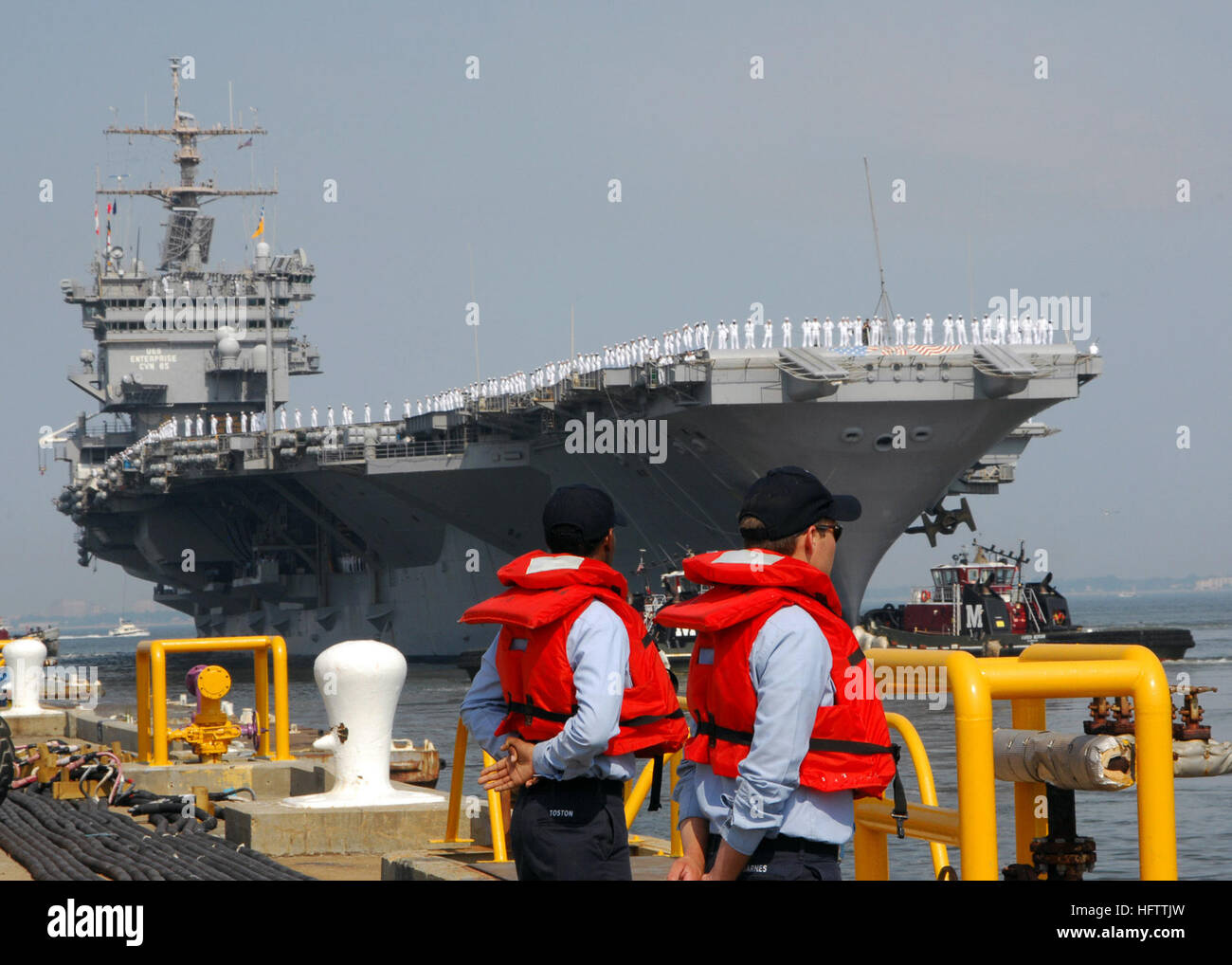 070707-N-1713L-045 NORFOLK, Virginia (7. Juli 2007) Ð Linie, die Handler als USS Enterprise (CVN-65) stehen für eine geplante Bereitstellung in Gang kommt. Unternehmen als Bestandteil der Enterprise Carrier Strike Group zusammen mit der geführte Flugkörper-Zerstörer USS Arleigh Burke (DDG-51), USS Stout (DDG-55), USS j.e. Williams (DDG-95) und USS Forrest Sherman (DDG-98) bereitgestellt. Geführte Flugkörper Kreuzer USS Gettysburg (CG-64), Gridley in Mayport, Florida, und schnell-Angriff u-Boot USS Philadelphia (SSN-690), Gridley in Groton, Connecticut, sind ebenfalls Bestandteil der Gruppe "Streik". Foto: U.S. Navy Mass Communication Specialist Stockfoto