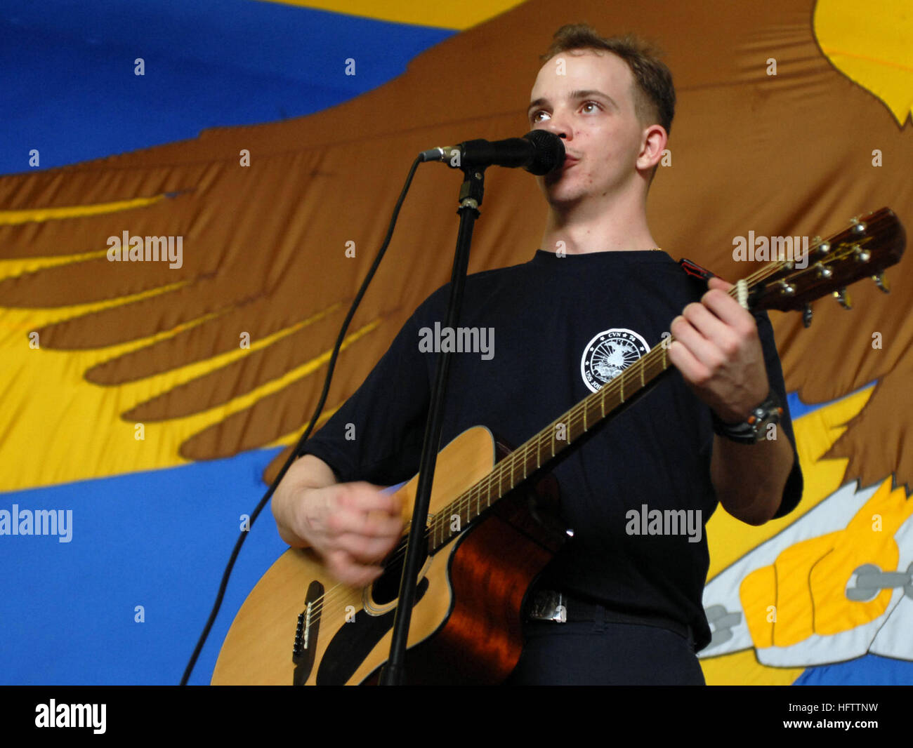 070710-N-3541A-133 Arabisches Meer (10. Juli 2007) - Flieger Rekrut John Croft spielt Gitarre und singt während einer Schlacht der Bänder in den Hangar Bucht an Bord Flugzeugträger der Nimitz-Klasse USS John C. Stennis (CVN-74). Die Schlacht der Bänder ist Teil der Spaß Tage, gesponsert von liefern Abteilung Moral, Wohlbefinden und Erholung. Der Tag gibt Matrosen und Marinesoldaten Zeit zum entspannen und amüsieren Sie sich dabei eine Vielzahl von Aktivitäten. Stennis ist auf eine geplante Bereitstellung im Bereich 5. Flotte von Operationen, die Unterstützung von Bodentruppen im Irak und in Afghanistan im Rahmen der Operationen auf See. Foto: U.S. Navy Mas Stockfoto