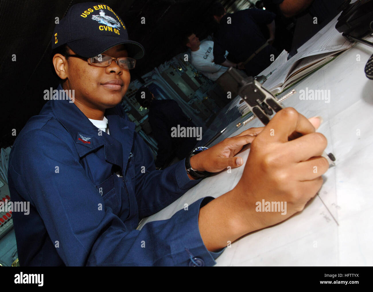070715-N-5928K-002-Atlantik (15. Juli 2007) - Quartiermeister 2. Klasse Roscille Cobb Grundstücke das Schiff Kurs auf der Brücke der nuklear angetriebene Flugzeugträger USS Enterprise (CVN-65). Unternehmens- und eingeschifften Träger Luftgruppe (CVW) 1 laufen auf eine geplante Bereitstellung. Foto: U.S. Navy Mass Communication Specialist 3. Klasse N.C. Kaylor (freigegeben) Marine 070715-N-5928K-002 Quartiermeister 2. Klasse Roscille Cobb Grundstücke das Schiff Kurs auf der Brücke der nuklear angetriebene Flugzeugträger USS Enterprise (CVN-65) Stockfoto