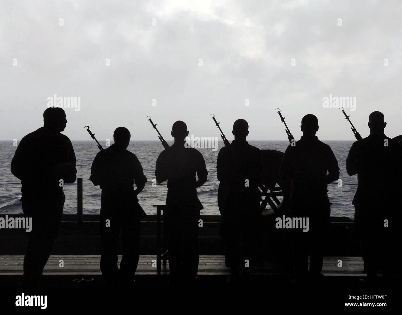 070716-N-0916O-001-Atlantik (16. Juli 2007) - probt die Ehrengarde an Bord der nuklear angetriebene Flugzeugträger USS Enterprise (CVN-65) für eine Seebestattung. Unternehmens- und eingeschifften Träger Luftgruppe (CVW) 1 laufen auf eine geplante Bereitstellung. Foto: U.S. Navy Mass Communication Specialist 3. Klasse Octavio N. Ortiz (freigegeben) US Navy 070716-N-0916O-001 die Ehrenwache an Bord der nuklear angetriebene Flugzeugträger USS Enterprise (CVN-65) für eine Beerdigung auf dem Meer probt Stockfoto