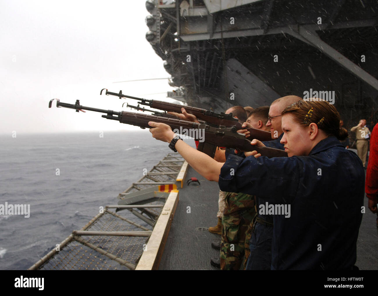 070716-N-0916O-022-Atlantik (16. Juli 2007) - Segler an der Ehrengarde an Bord der nuklear angetriebene Flugzeugträger USS Enterprise (CVN-65), Praxis Salutschüssen während einer Bestattung auf See Probe befestigt. Unternehmens- und eingeschifften Träger Luftgruppe (CVW) 1 laufen auf eine geplante Bereitstellung. Foto: U.S. Navy Mass Communication Specialist 3. Klasse Octavio N. Ortiz (freigegeben) uns 070716-N-0916O-022 Marineseeleute befestigt, der Ehrengarde an Bord der nuklear angetriebene Flugzeugträger USS Enterprise (CVN-65), üben eine Salutschüsse während einer Bestattung auf See-Probe Stockfoto
