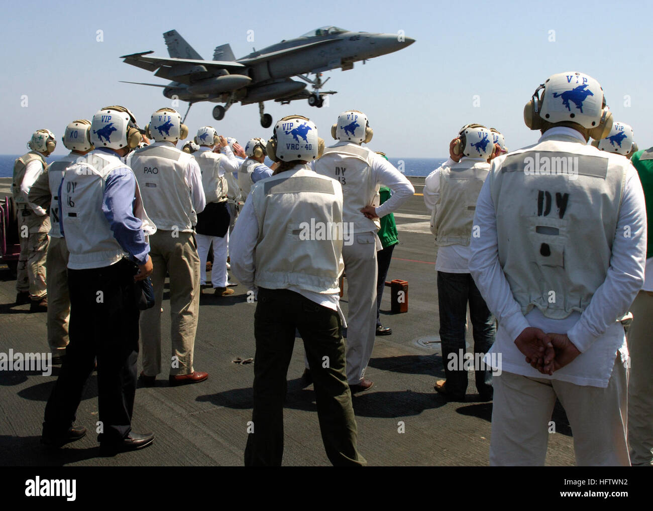 070730-N-6524M-002-Mittelmeer (30. Juli 2007) - eine Gruppe von angesehenen Besucher, darunter auch Mitglieder der Präsidentschaft von Bosnien und Herzegowina, beobachten eine F/A - 18 C Hornet Abstieg in Richtung der Landeplatz der nuklear angetriebene Flugzeugträger USS Enterprise (CVN-65). Enterprise und eingeschifften Carrier Air Wing (CVW) 1 sind im Gange auf einen geplanten Einsatz zur Unterstützung der globalen Krieg gegen den Terrorismus. Foto: U.S. Navy Masse Kommunikation Spezialist Seemann Brandon Morris (freigegeben) uns Marine 070730-N-6524M-002 A Gruppe von angesehenen Besucher, darunter auch Mitglieder der Präsidentschaft von Bosnien und Herzegowina, beobachten eine Stockfoto