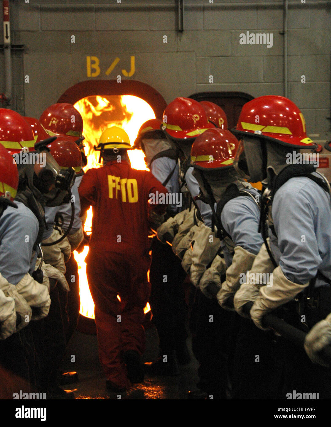 Rekruten der Division 253 auf der Marinestation Great Lakes trainieren in der Feuerwehr der Recruit Training Command School, die Teil der Special Warfare Operations Vorbereitungen für SEAL, Bootsführer, Taucher und EOD-Leistungen ist. Stockfoto