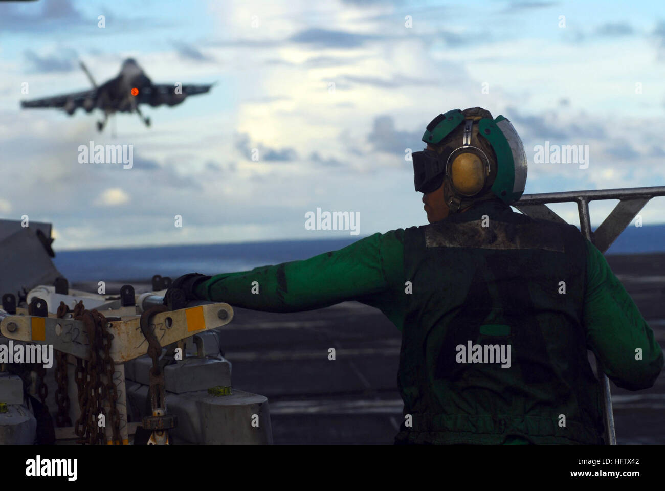 070808-N-2659P-078 PACIFIC OCEAN (8. August 2007) - Aviation Boatswain Mate (Ausrüstung) Dennis Archer von Luft-Abteilung bereitet gerne als eine F/A-18F Super Hornet zugeordnet, die ÒBlack Ritter des Strike Fighter Squadron (VFA) 154, bereitet sich auf dem Flugdeck der Nimitz-Klasse-Flugzeugträger USS John C. Stennis (CVN-74) als Teil der Übung Valiant Shield zu landen. Die John C. Stennis nehmen Kitty Hawk und Nimitz Strike Trägergruppen Valiant Shield 2007, die größte gemeinsame Übung in der jüngeren Geschichte. Statt in der Guam Bedienbereich, umfasst die Ausübung 30 Schiffe, mehr Stockfoto