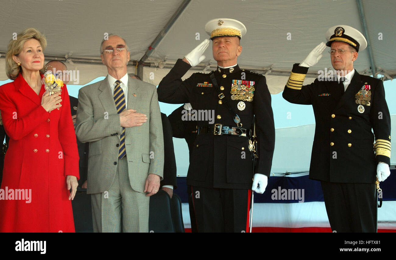 060114-N-2736O-004 Naval Station Ingleside, (Jan. 14, 2006) Ð von links nach rechts, ShipÕs sponsern die Honorable Senator Kay Bailey Hutchinson, stellvertretender Verteidigungsminister der ehrenvolle Gordon R. England, Commandant of the Marine Corps Gen Michel W. Hagee, und Chief of Naval Operations Admiral Mike Mullen begrüssen die Farben während der Inbetriebnahme Zeremonie für USS San Antonio (LPD-17). Da die erste in ihrer Klasse, die USS San Antonio (LPD-17) einen wesentlichen Bestandteil der NavyÕs Seabase Transformation darstellt. San Antonio-Klasse ersetzt Kollektiv, funktional über 41 Schiffe (LPD 4, LSD 36, LKA 113, und Stockfoto