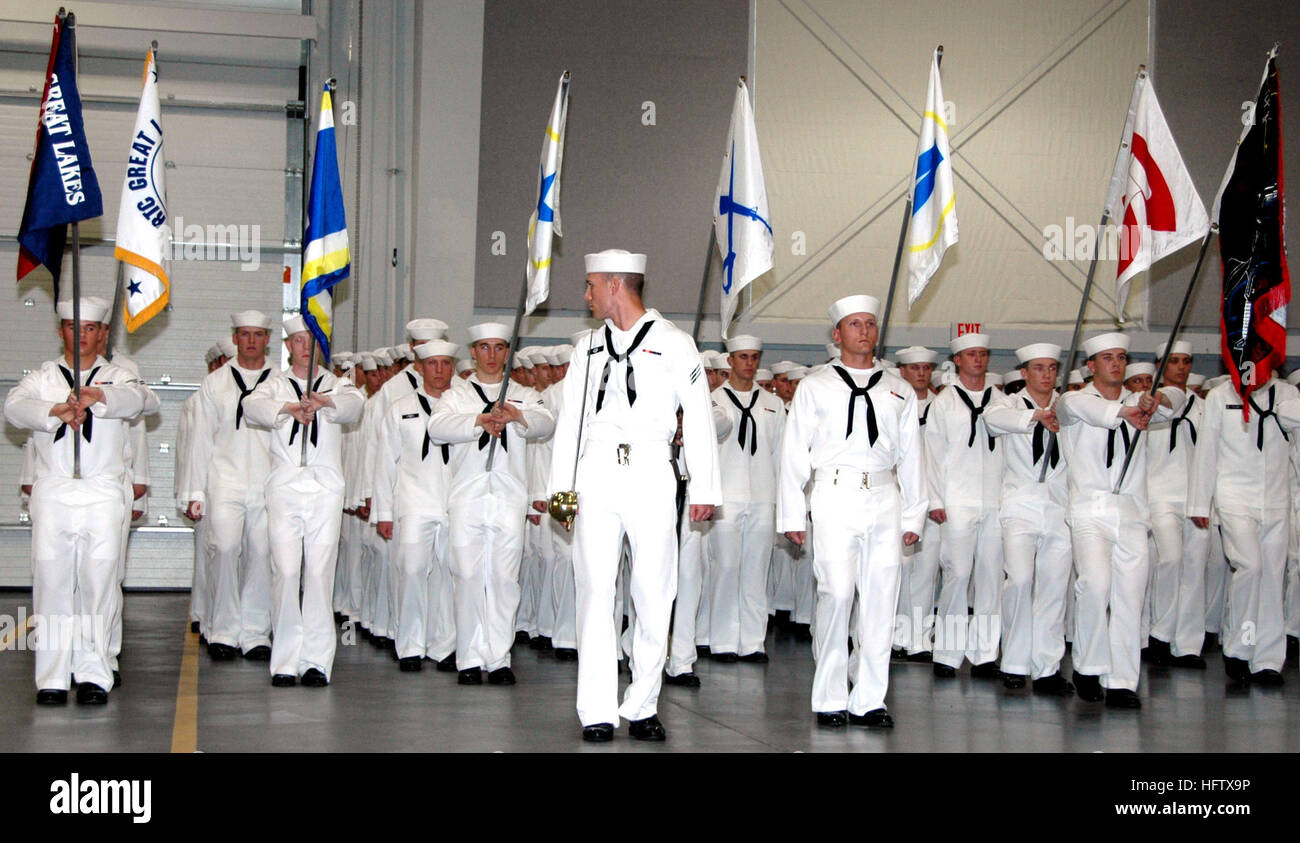 Rekruten aus der Division 253 stehen während der Abschlusszeremonien beim Recruit Training Command in Ruhe und absolvieren die Ausbildung für Spezialoperatoren, Navy-Taucher und EOD-Personal. Stockfoto