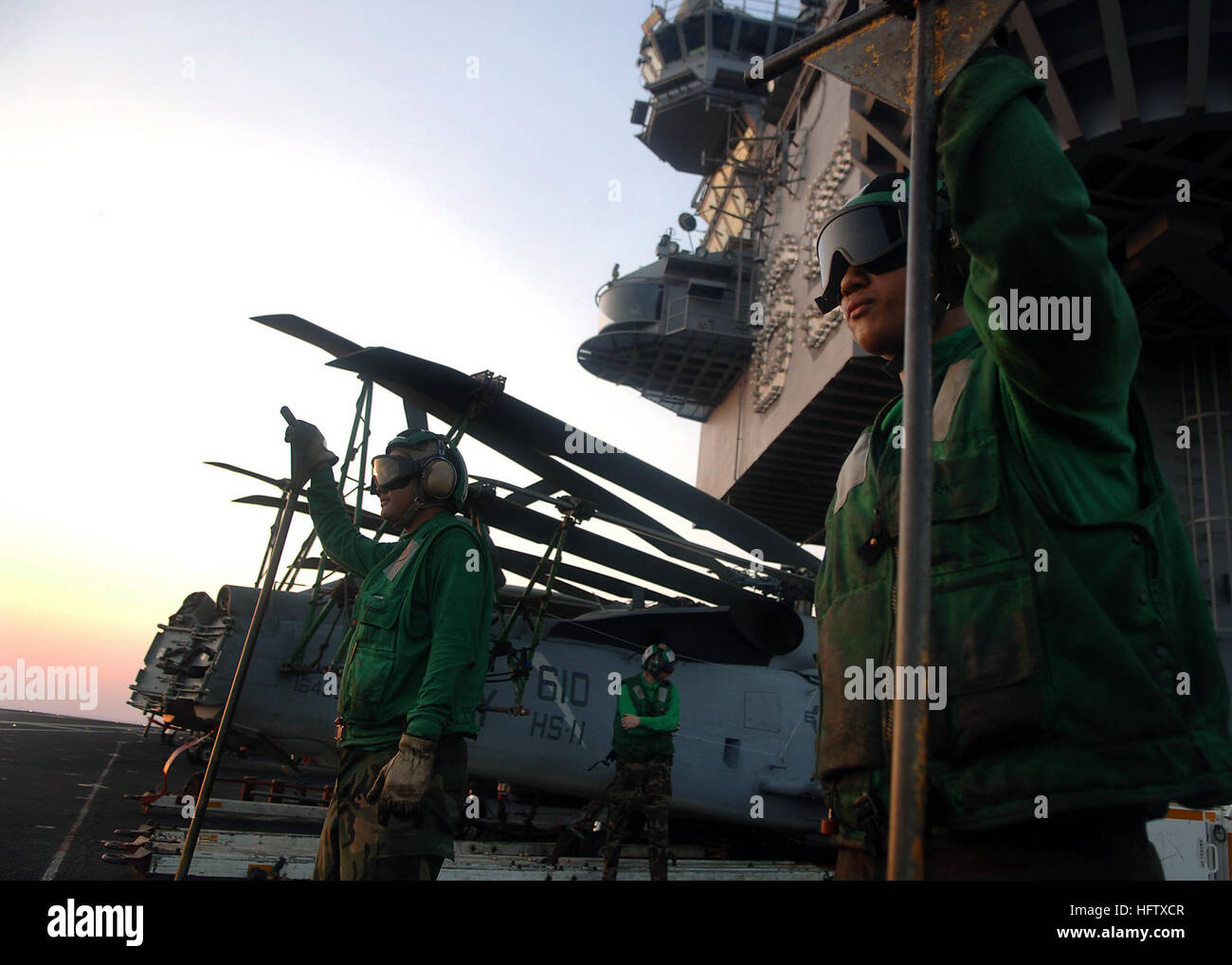 070812-N-5928K-005 Persischen Golf (12. August 2007) Ð An Aviation Bootsmann Mates (Ausrüstung) stehen während Wiederherstellungen der Flugzeuge auf dem Flugdeck der nuklear angetriebene Flugzeugträger USS Enterprise (CVN-65). Enterprise und eingeschifften Carrier Air Wing (CVW) 1 sind im Gange auf einen geplanten sechsmonatigen Einsatz zur Unterstützung der Operation Iraqi Freedom und der globale Krieg gegen den Terrorismus. Foto: U.S. Navy Mass Communication Specialist 3. Klasse N.C. Kaylor (freigegeben) während Wiederherstellungen der Flugzeuge auf dem Flugdeck der angekündigte stehen uns Marine 070812-N-5928K-005 An Aviation Bootsmann Mates (Ausrüstung) Stockfoto